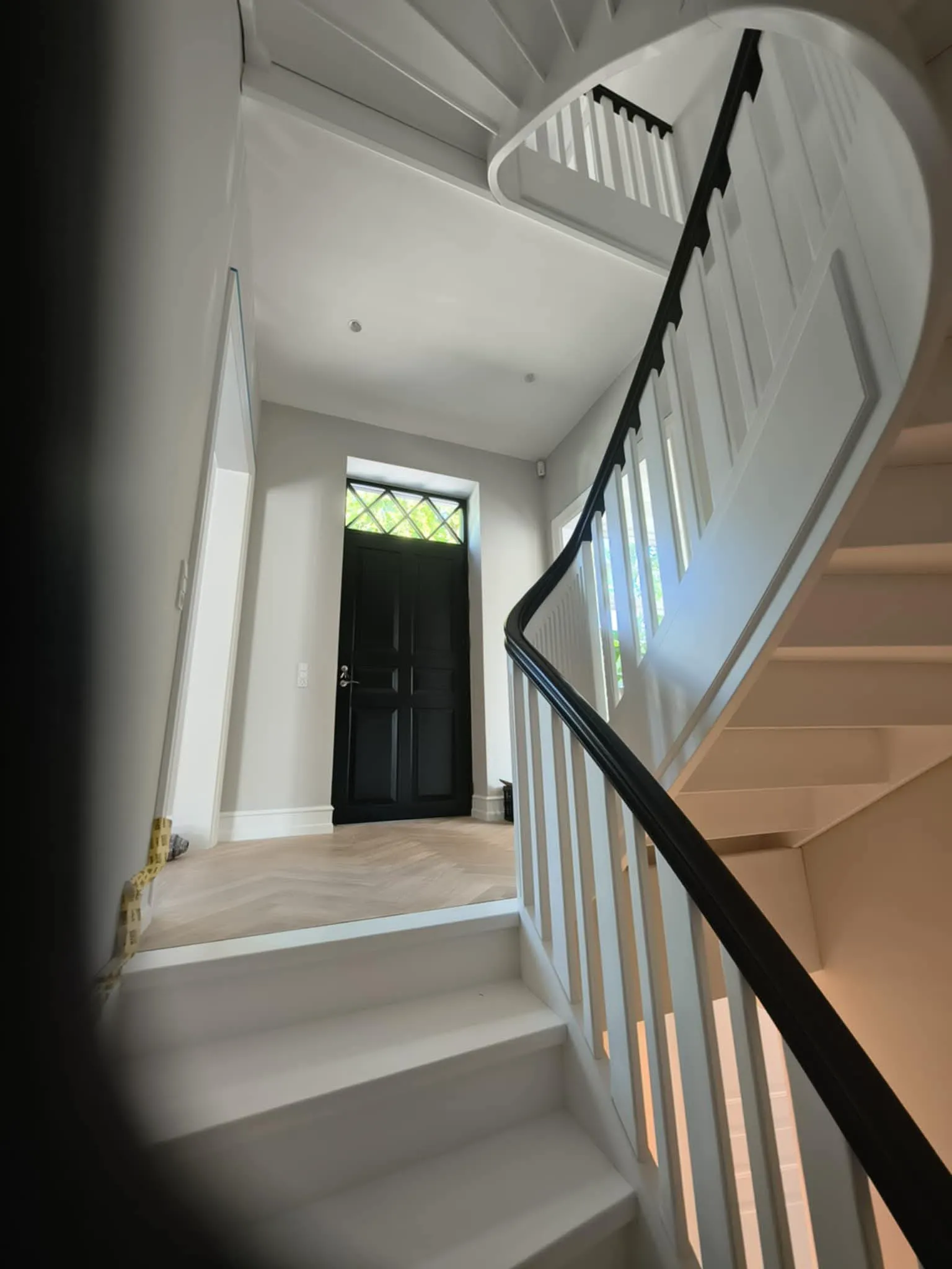Moderne forhal med hvidt og sort design