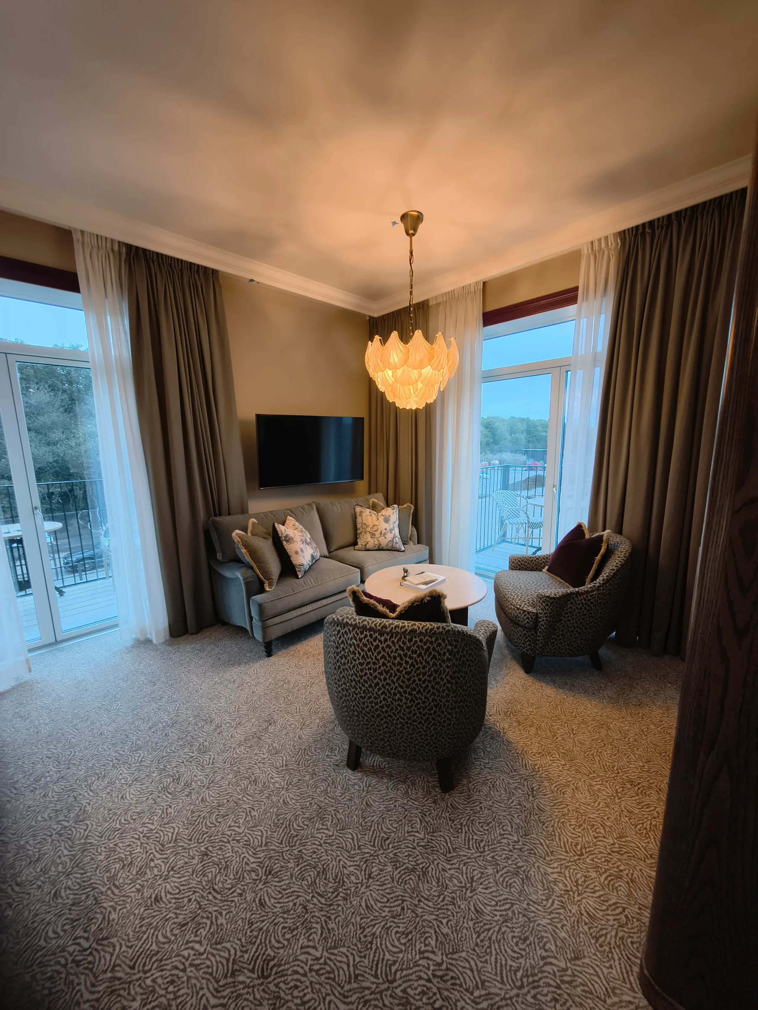 Moderne stue med elegant indretning og udsigt