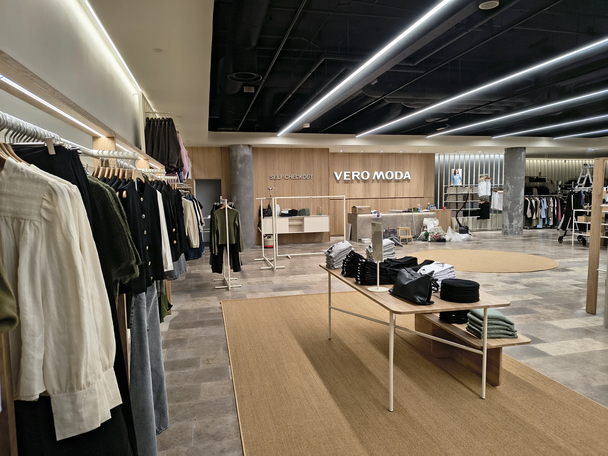 Moderne tøjbutik med minimalistisk design