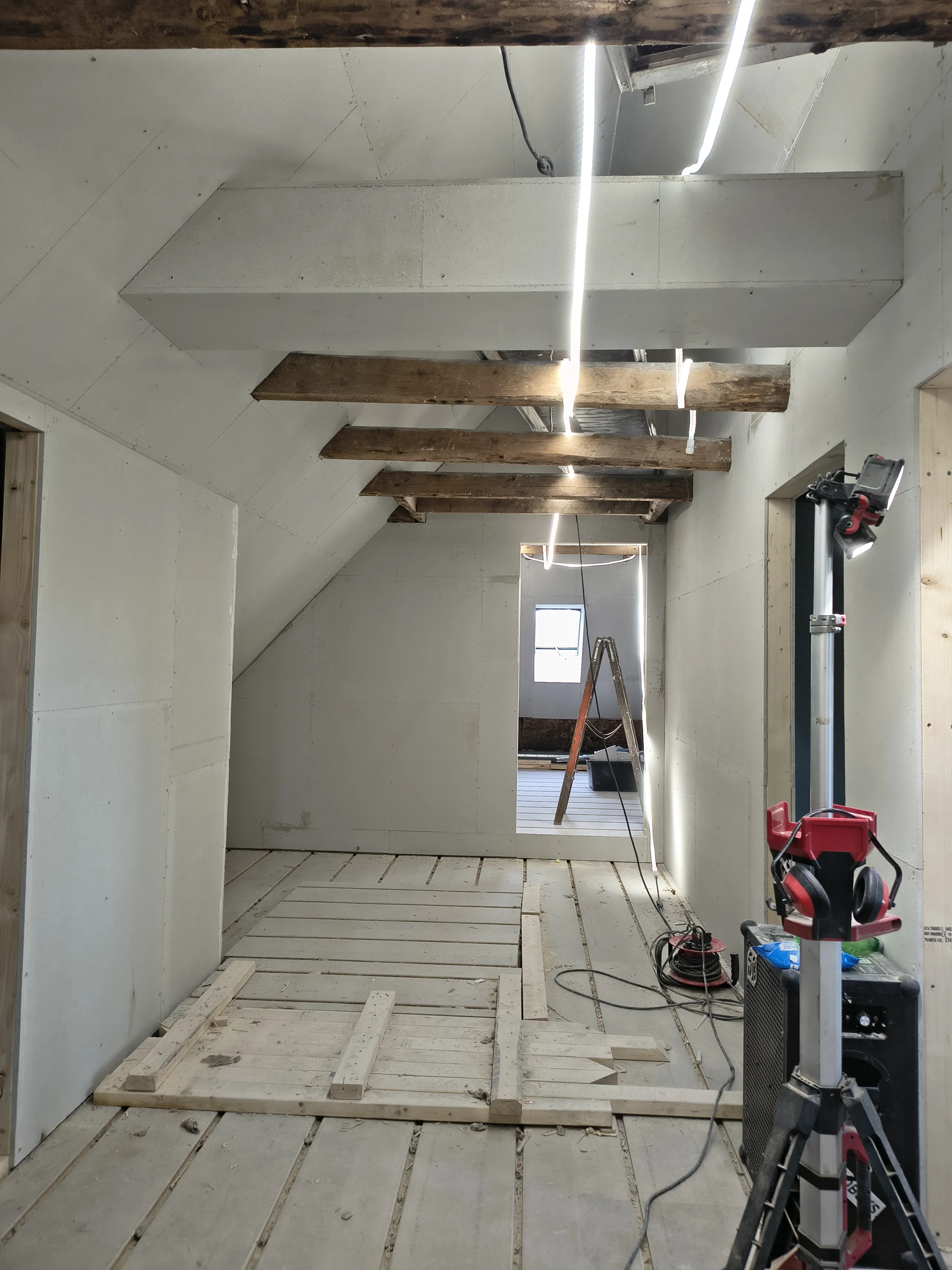 Indvendig renovering med træbjælker og LED-belysning