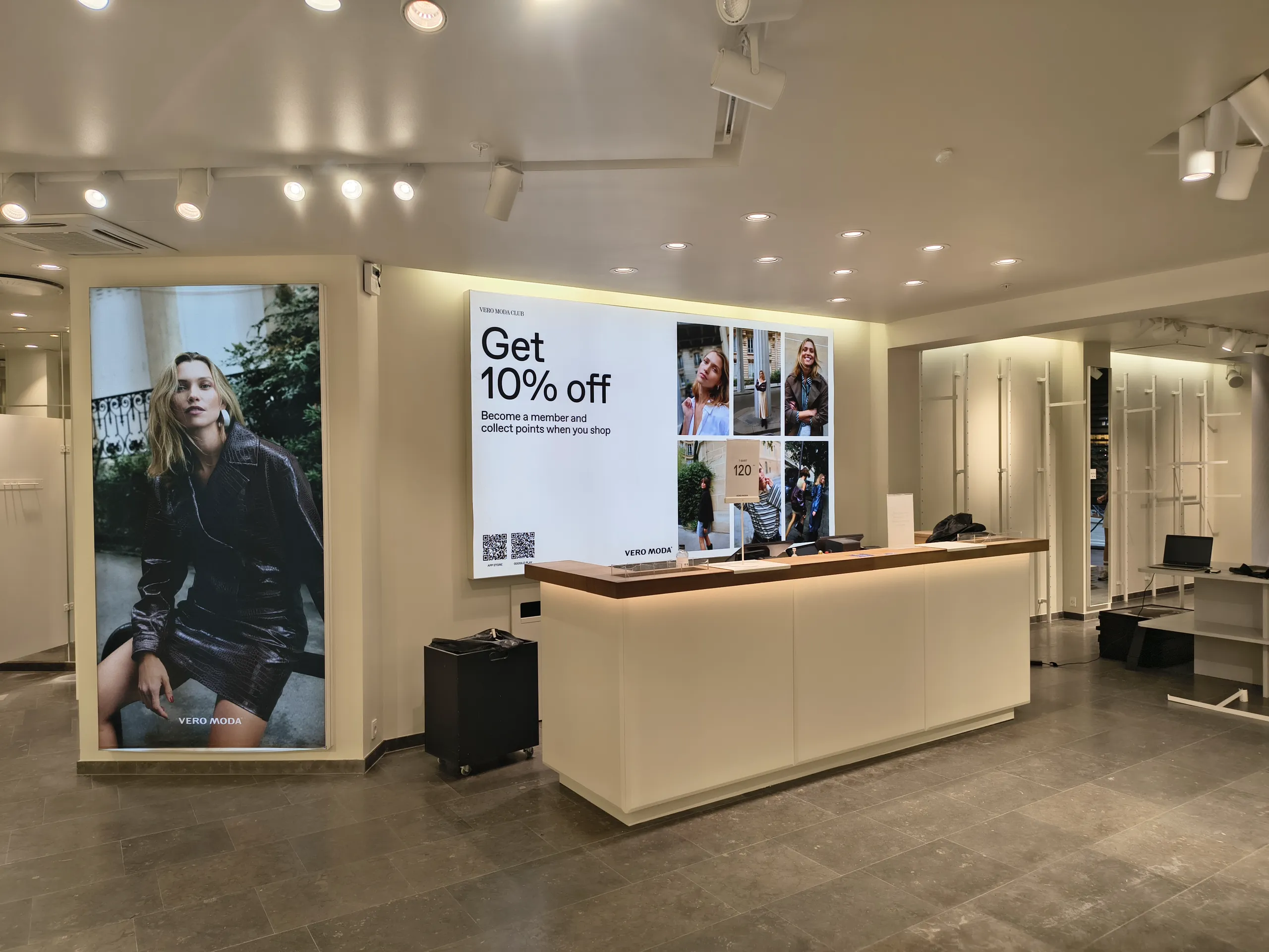 Moderne butik med receptionist og LED-skærme