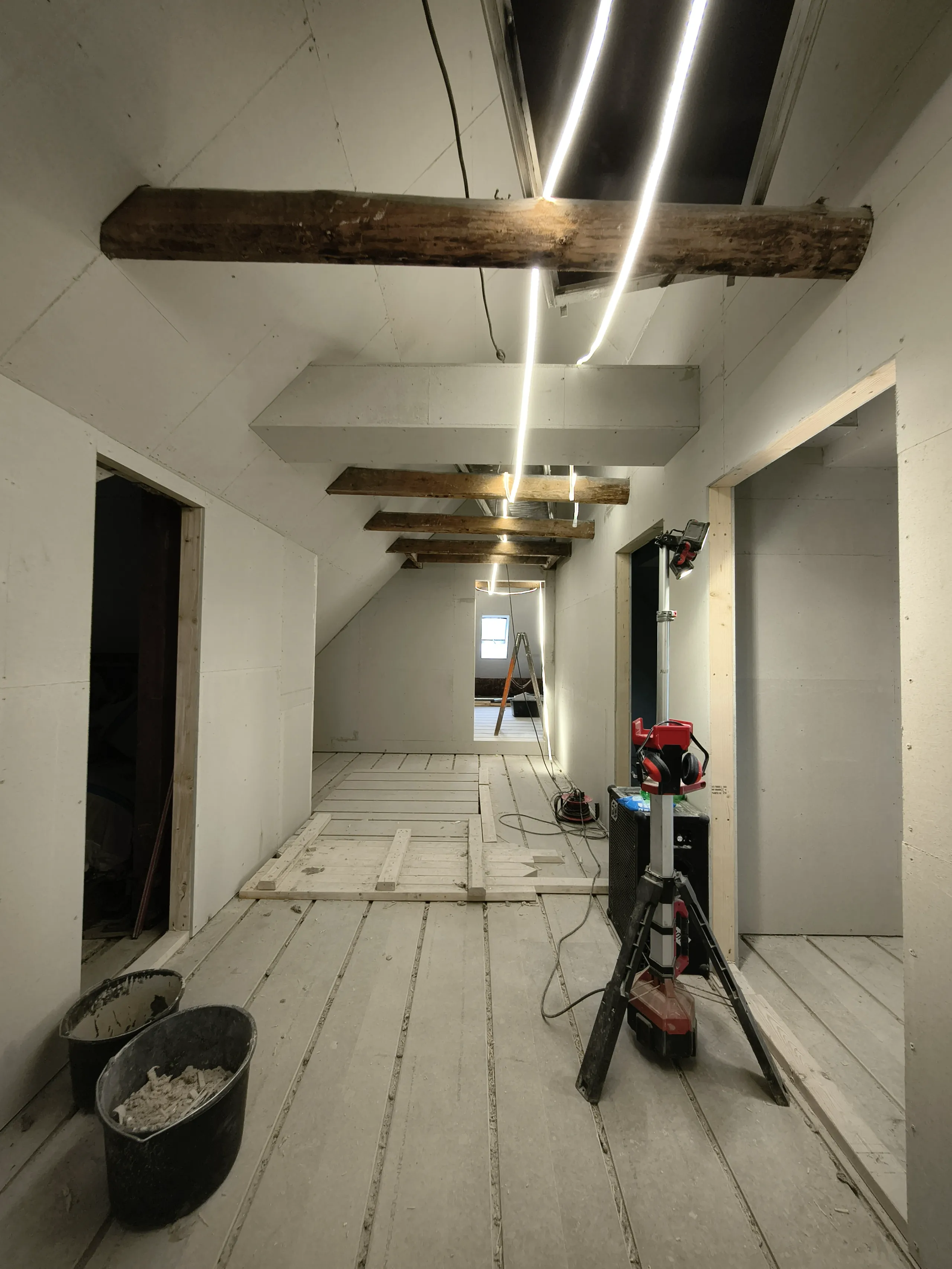 Renoveret gang med træbjælker