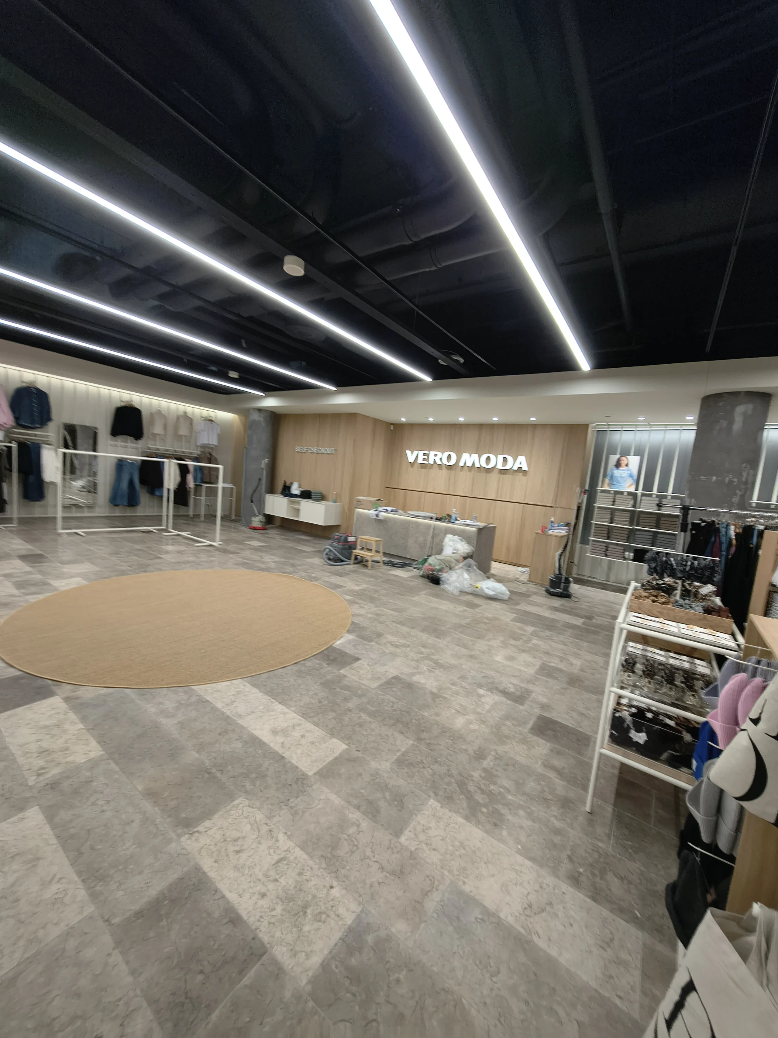 Moderne detailbutik med LED belysning