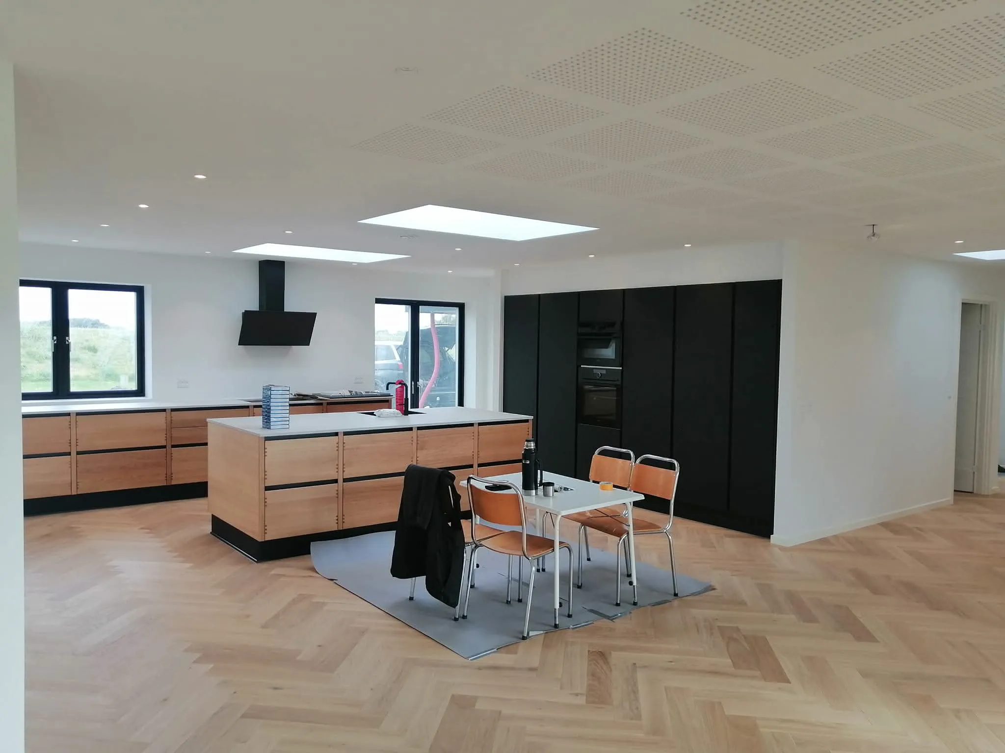 Moderne køkkenrenovering med minimalistisk stil
