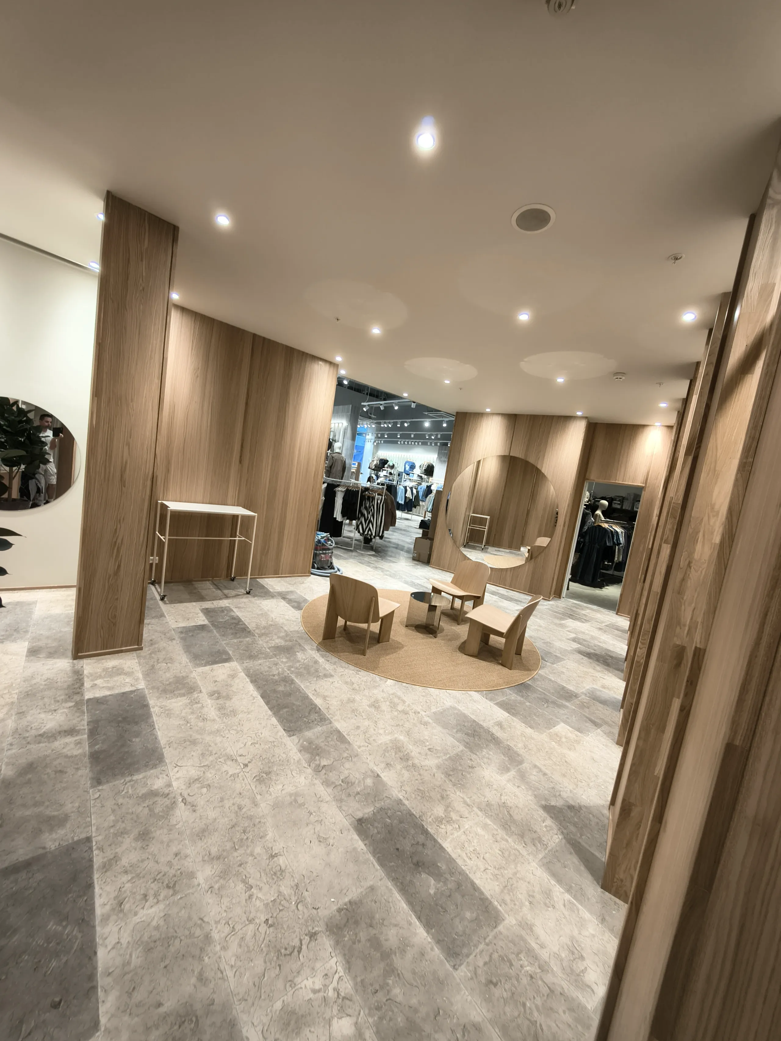 Moderne butikinteriør med elegant marmor og træ