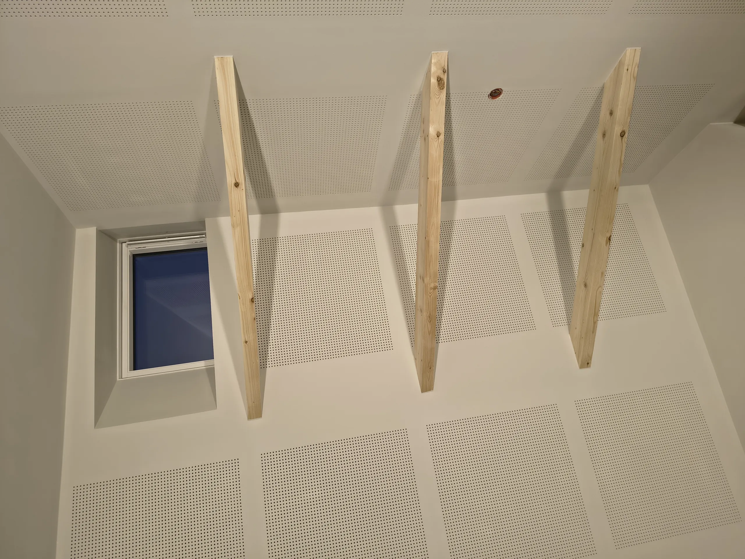 Loftarbejde med træbjelker og ventilation