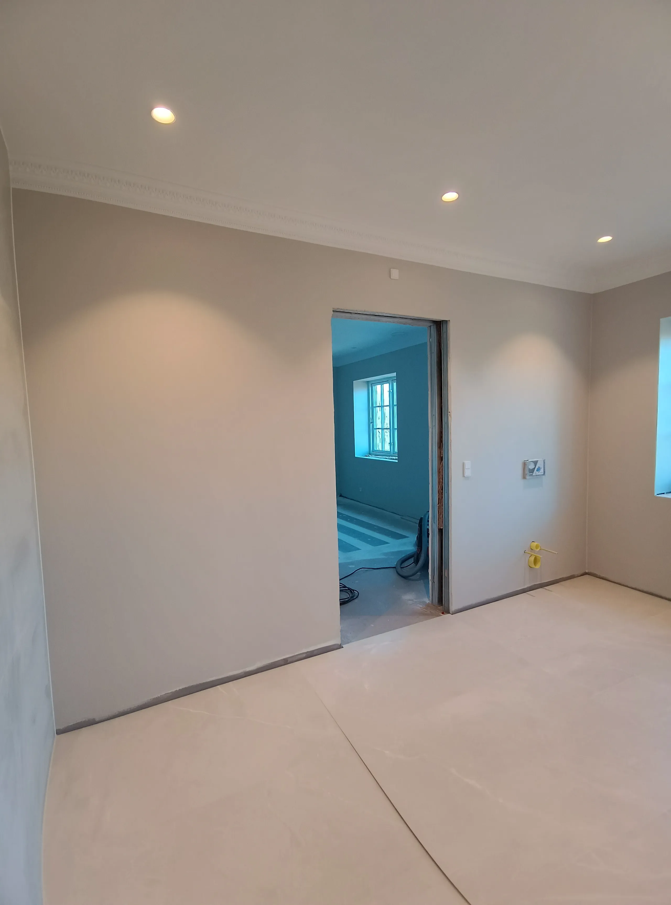 Renoveret stuerum med moderne hvide vægge