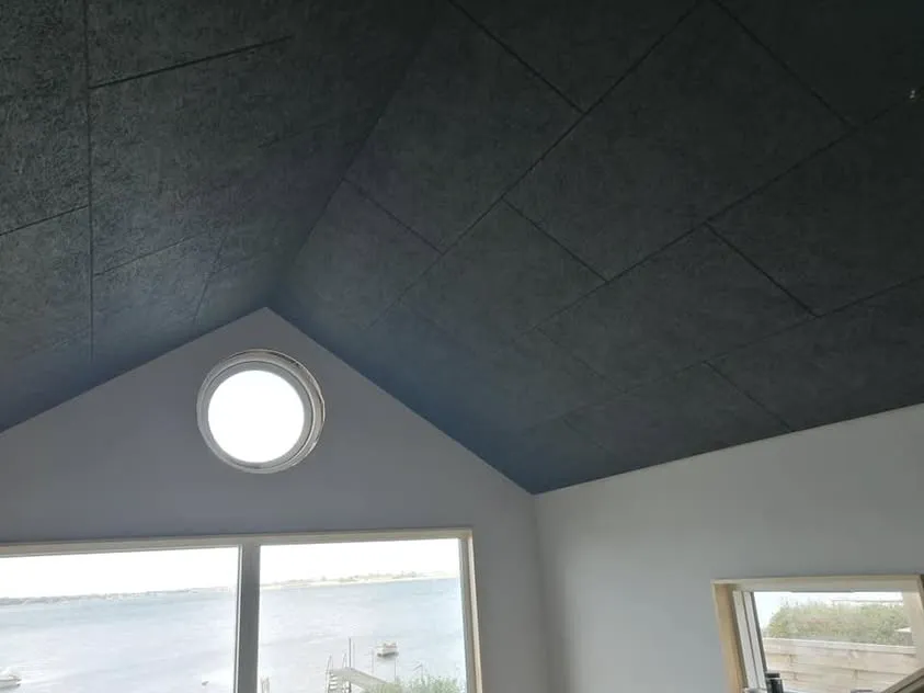 Moderne loft med geometrisk mønster og lys