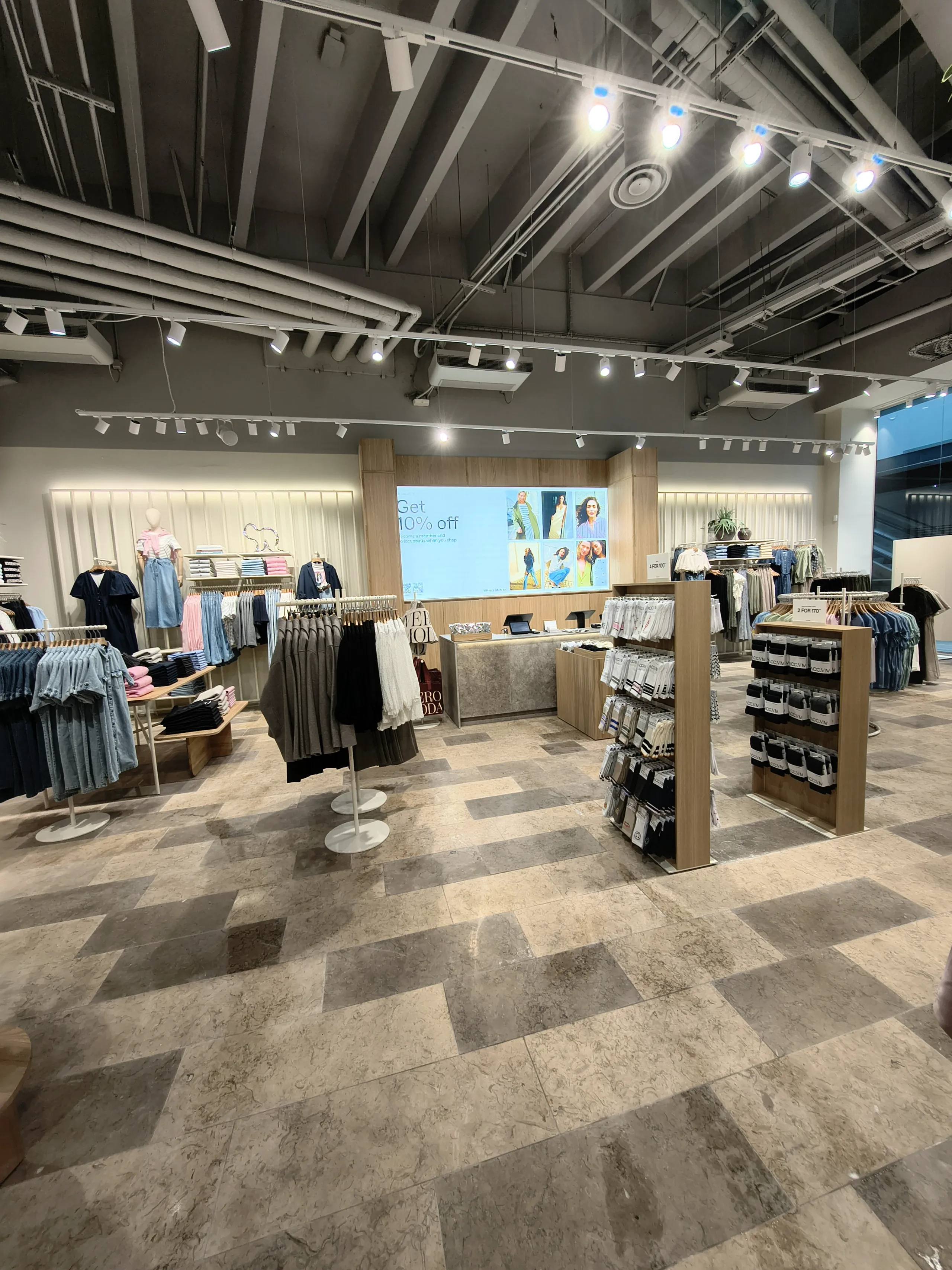Moderne tøjbutik med industrielt design