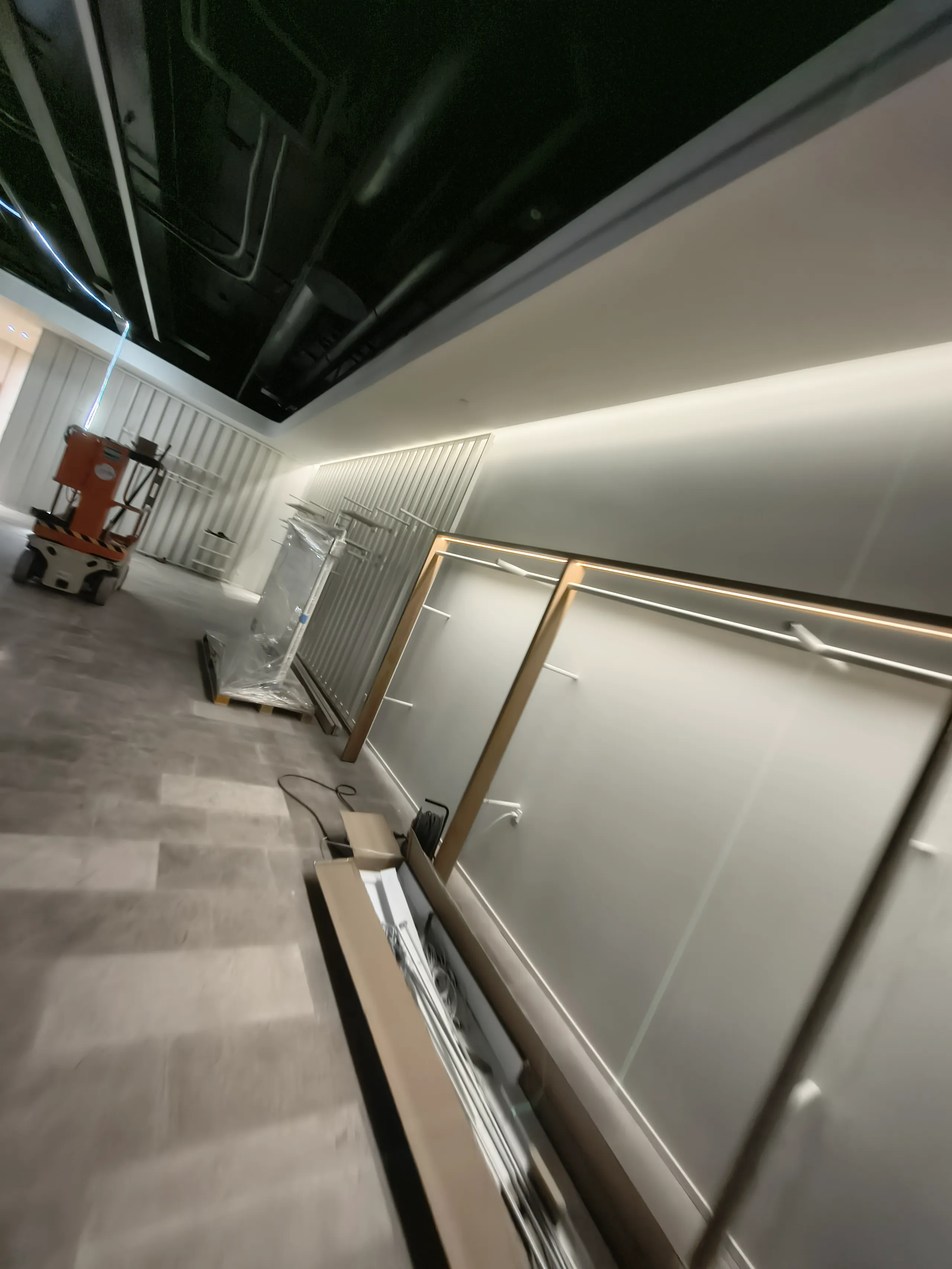 Industrielt lagerrum med moderne LED-belysning
