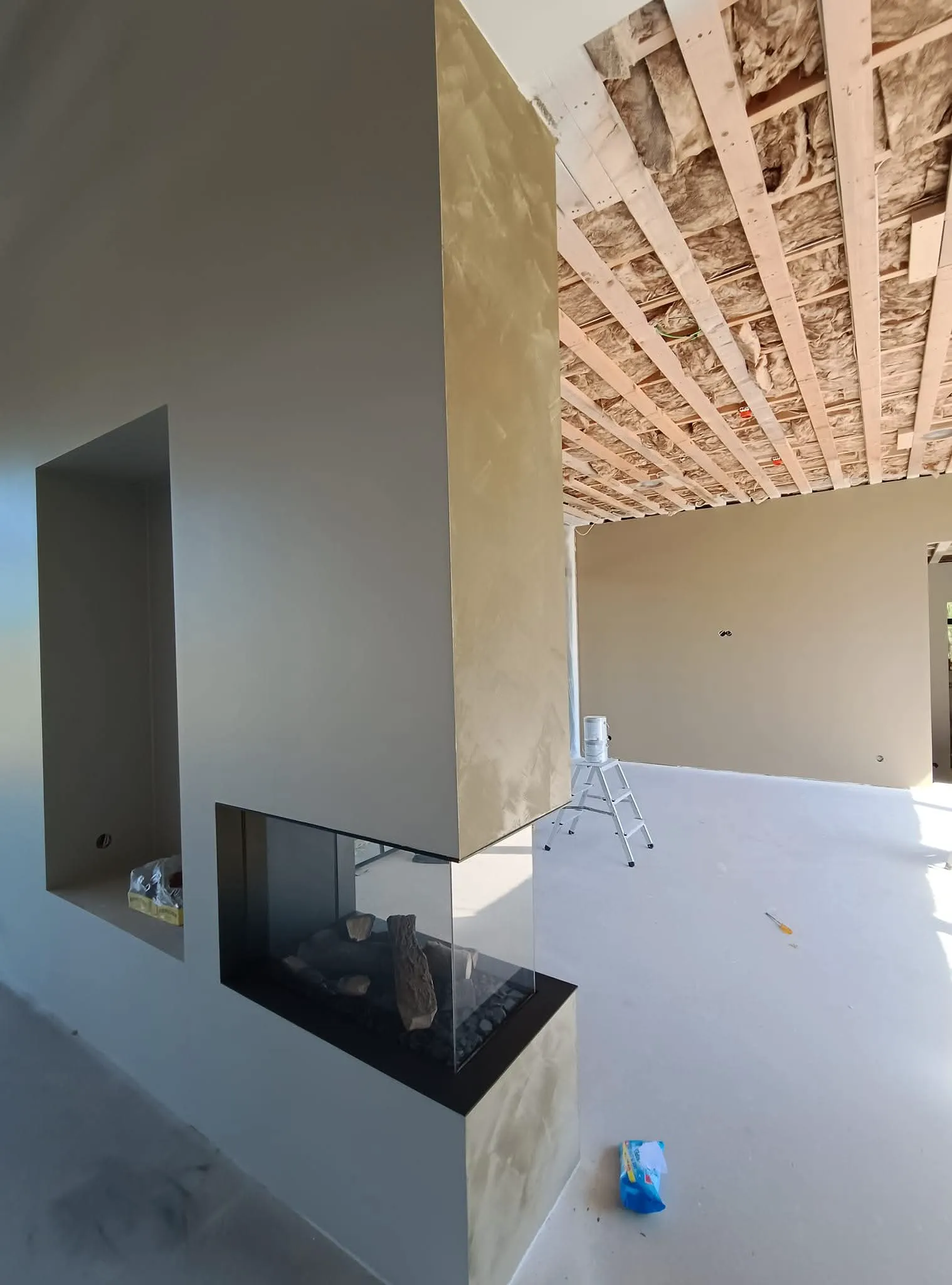 Interiørrenovering med pejsinstallation