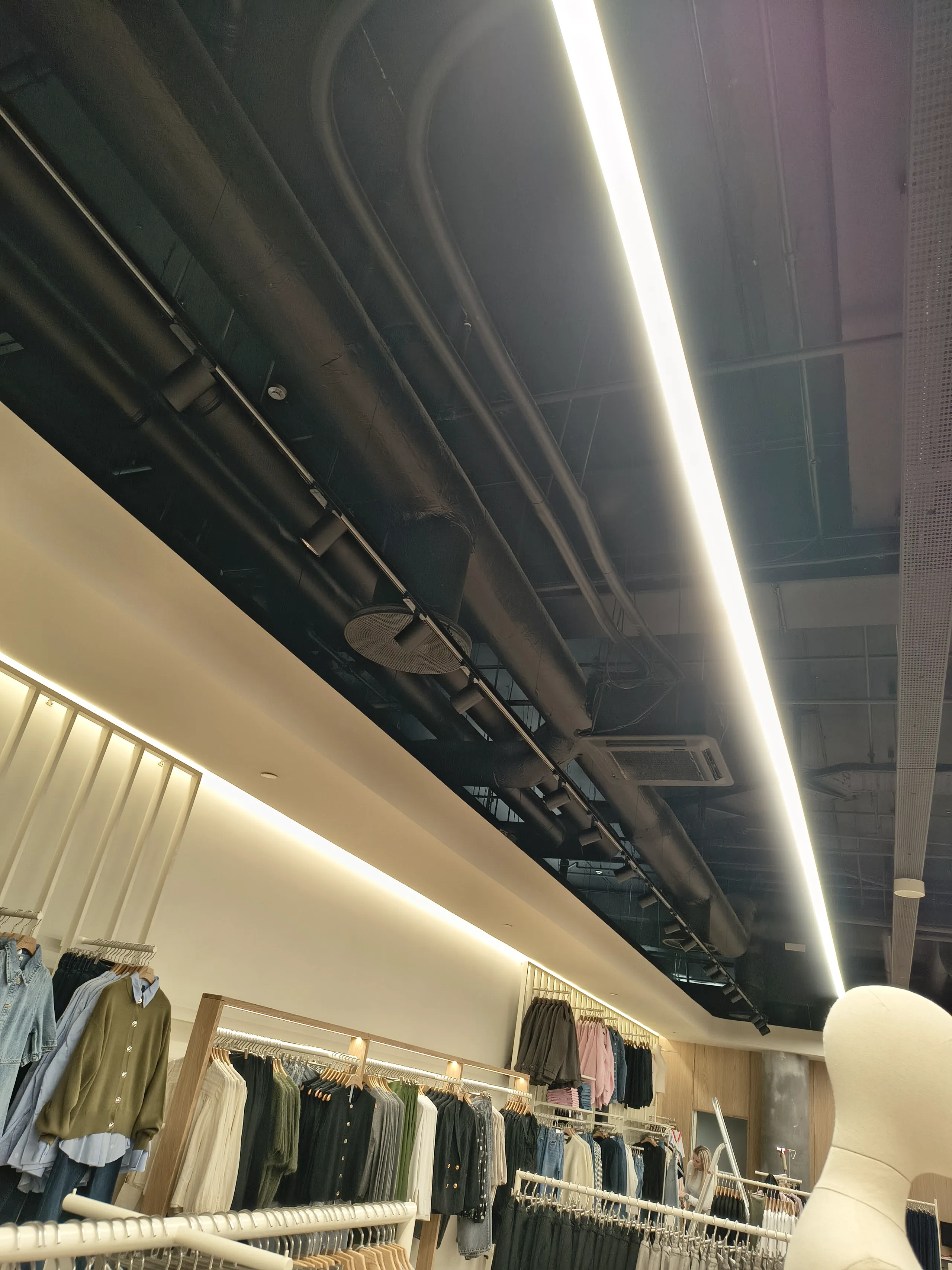 Moderne butikinteriør med LED-loftbelysning