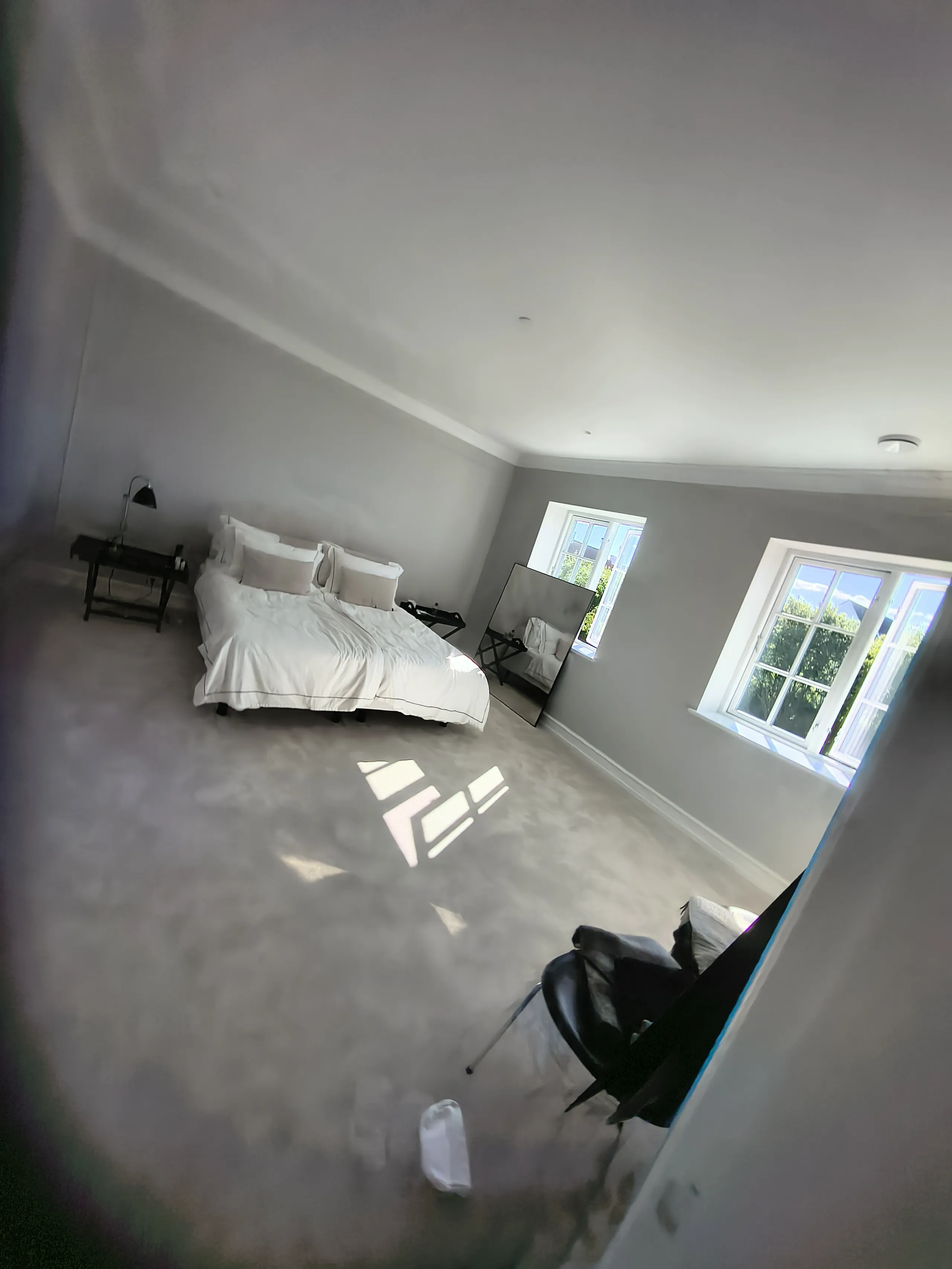 Moderne soveværelse med minimalistisk indretning