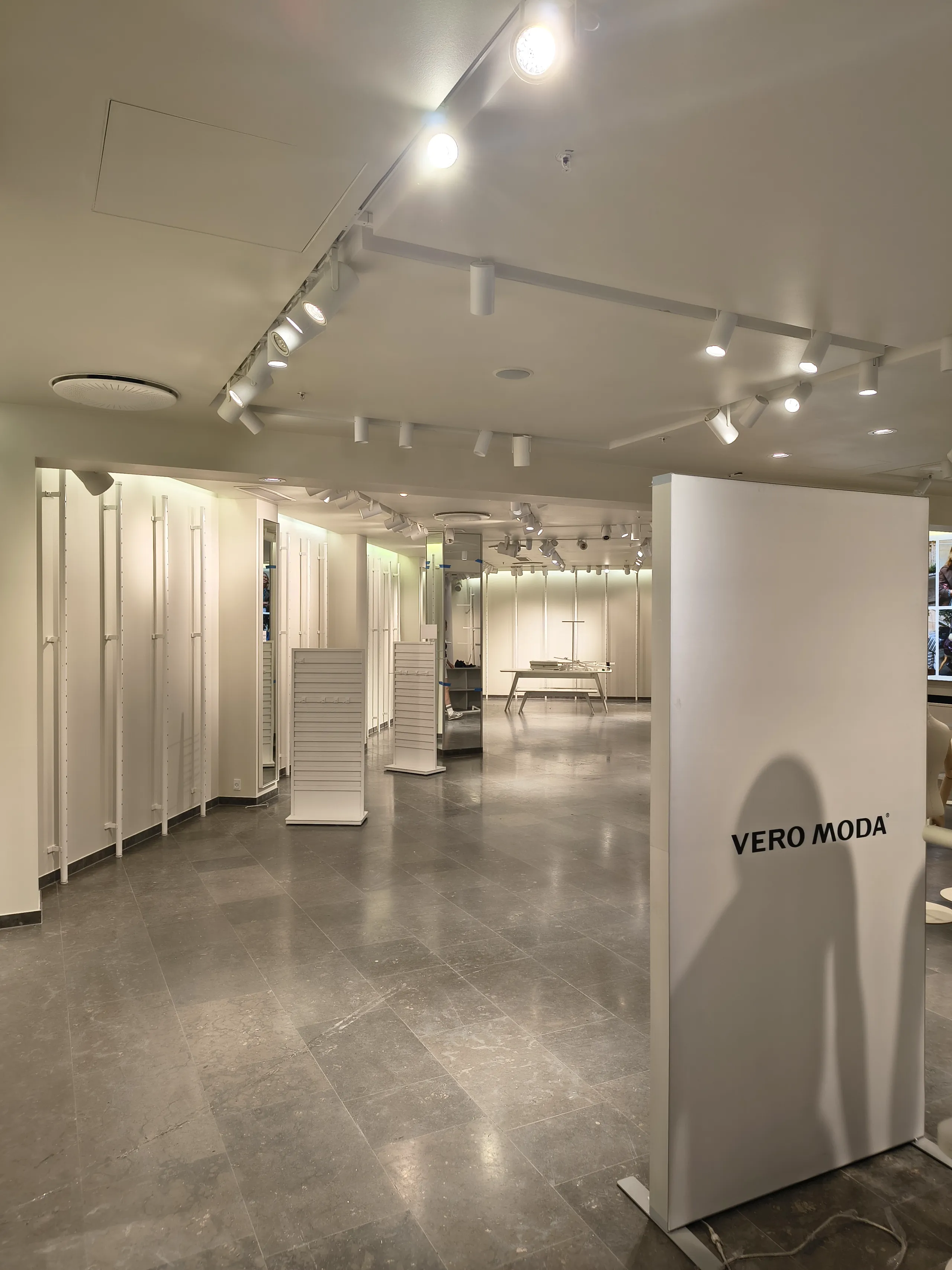 Moderne minimalistisk modetøjsbutik interiør