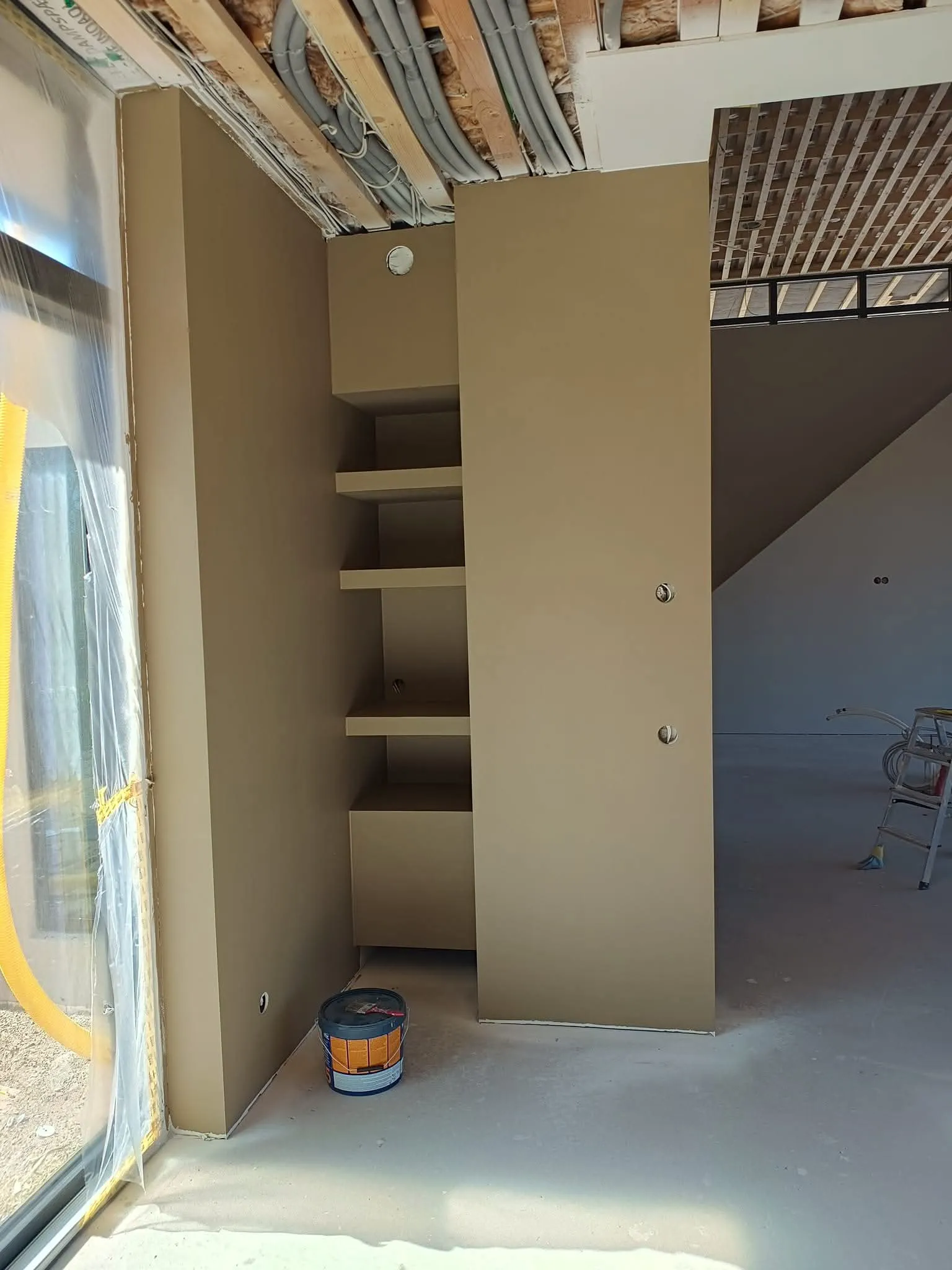 Tømt rum under renovering med hylder
