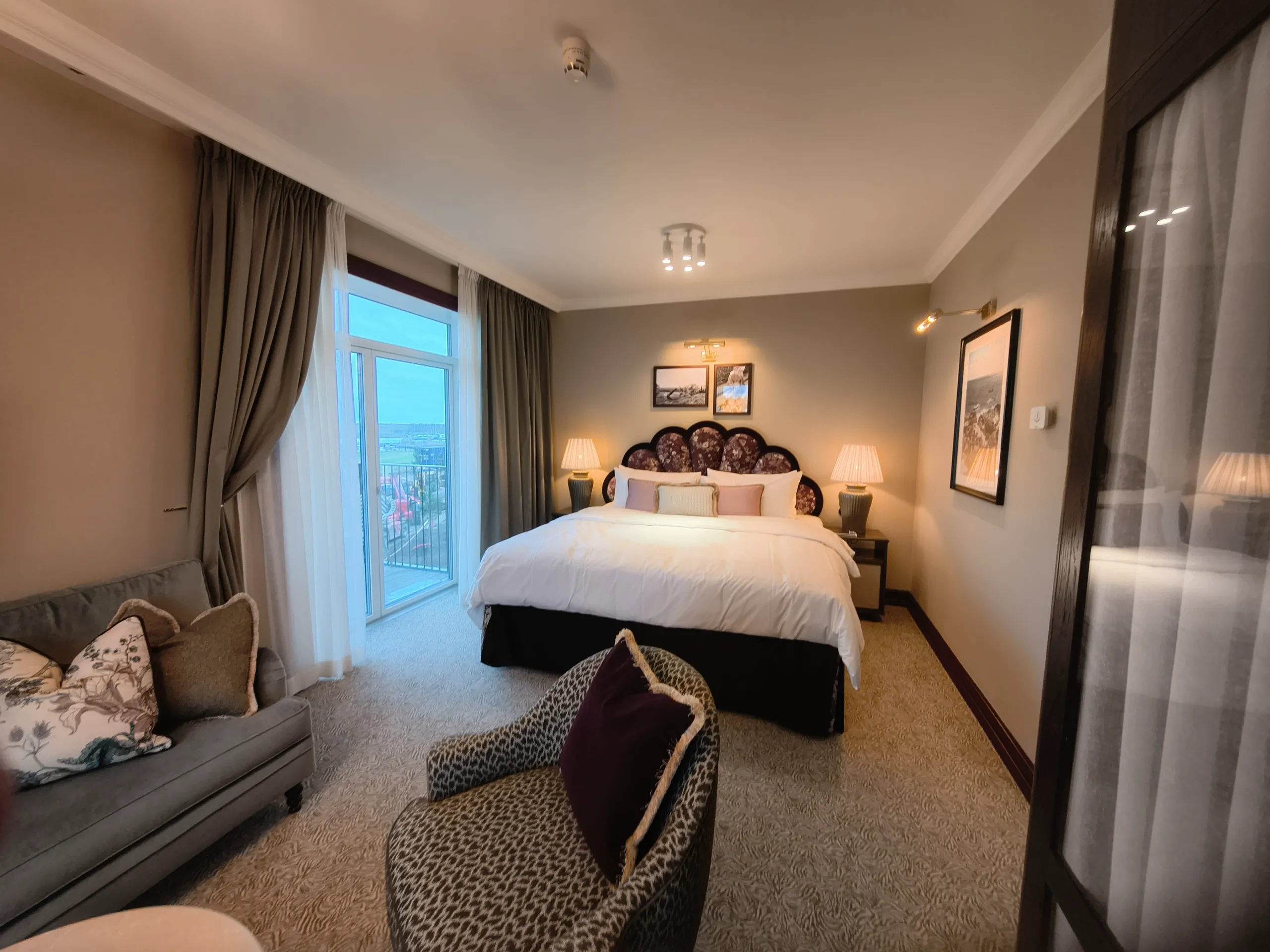 Luksuriøs hotelværelse med elegant indretning