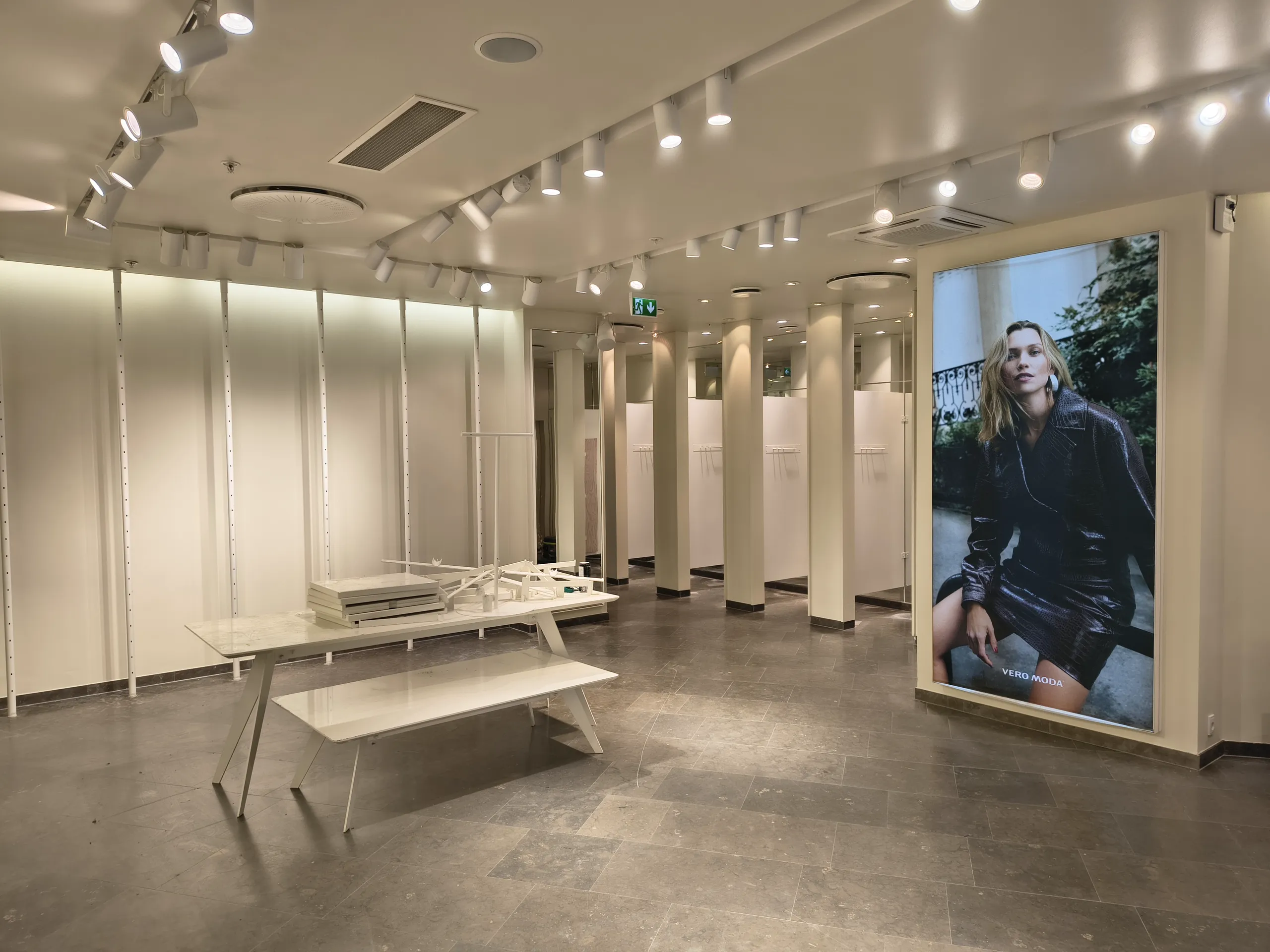 Moderne butikinteriør med hvid indretning