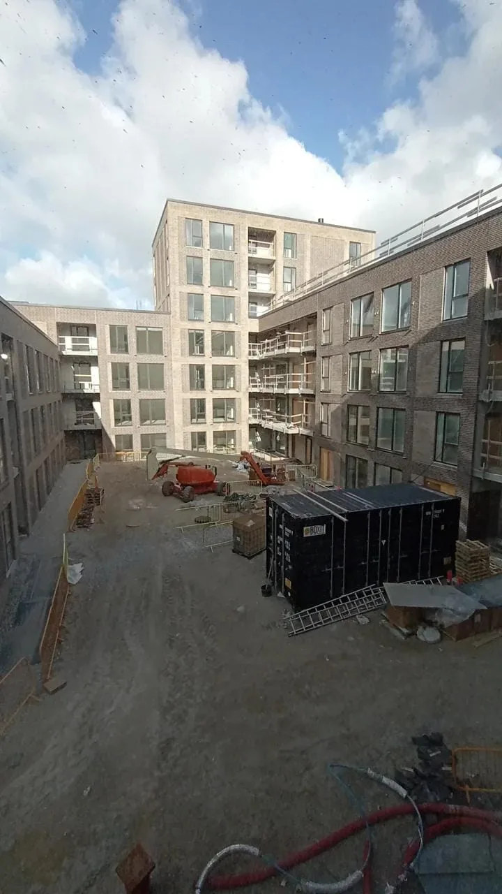 Nyt boligkompleks under opførelse blandt bybygninger
