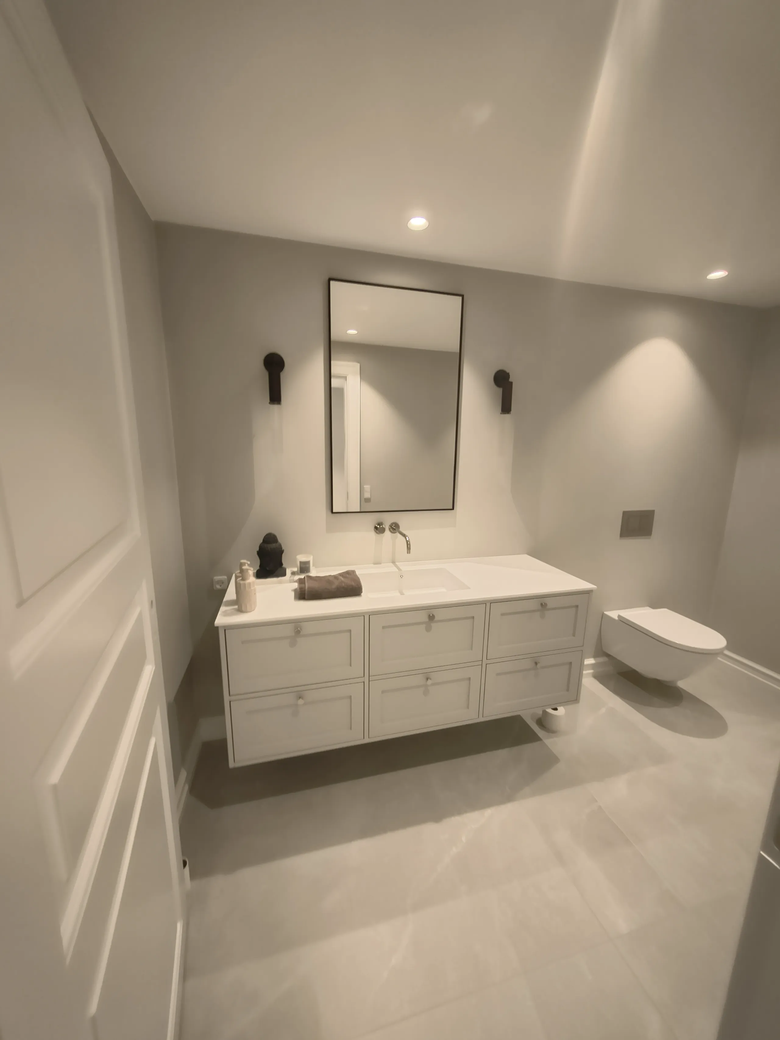 Moderne hvidt badeværelse med minimalistisk design