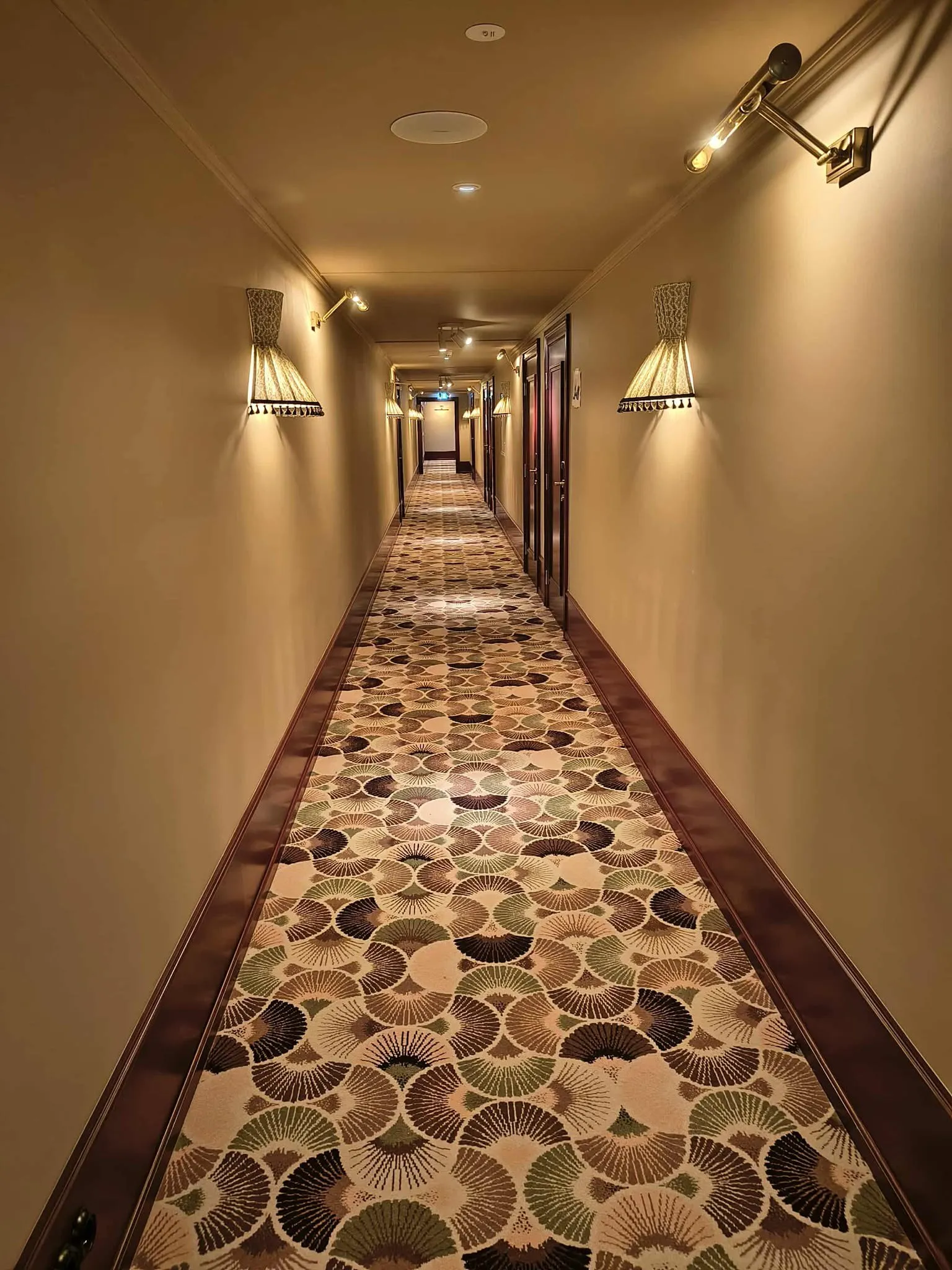 Elegant hotelkorridor med designer gulvtæppe