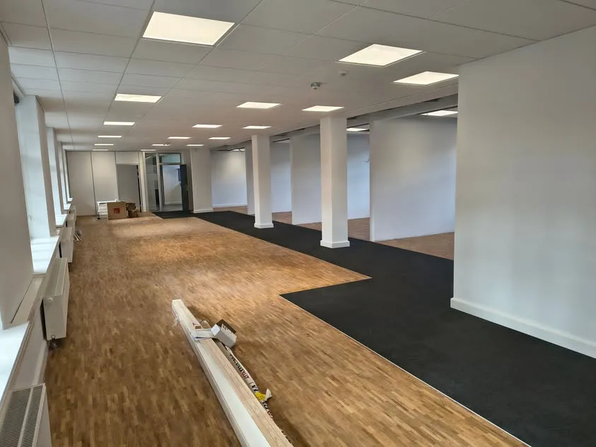 Renoveret kontorlokal med moderne belysning