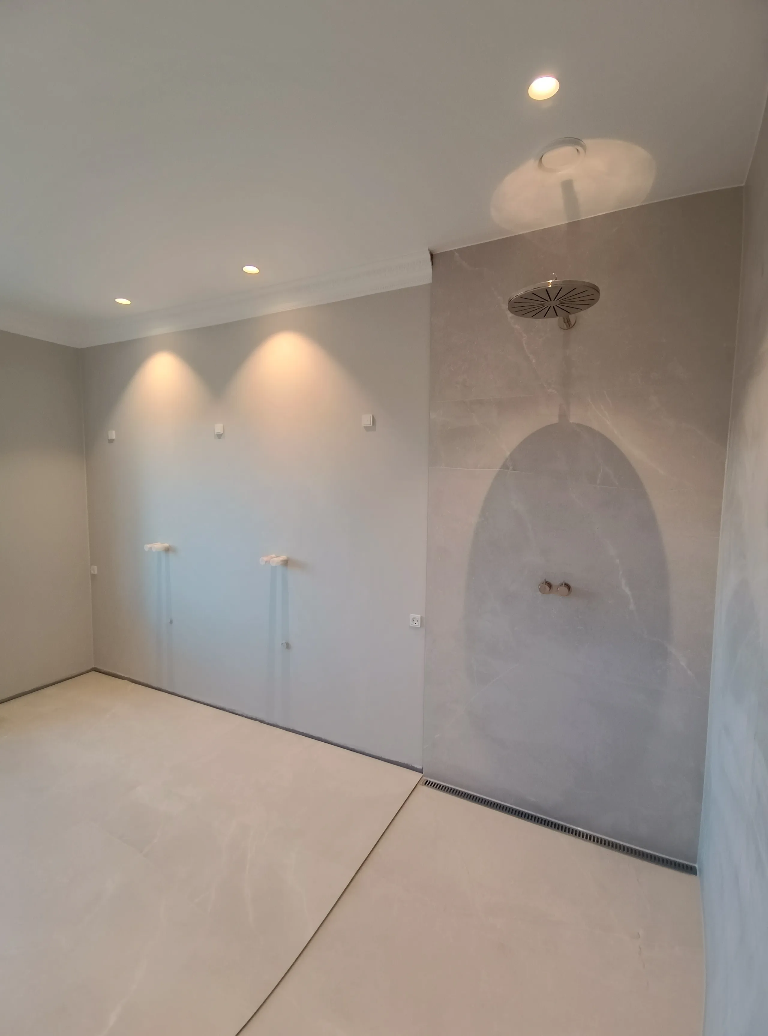 Moderne badeværelse med arkitektonisk design