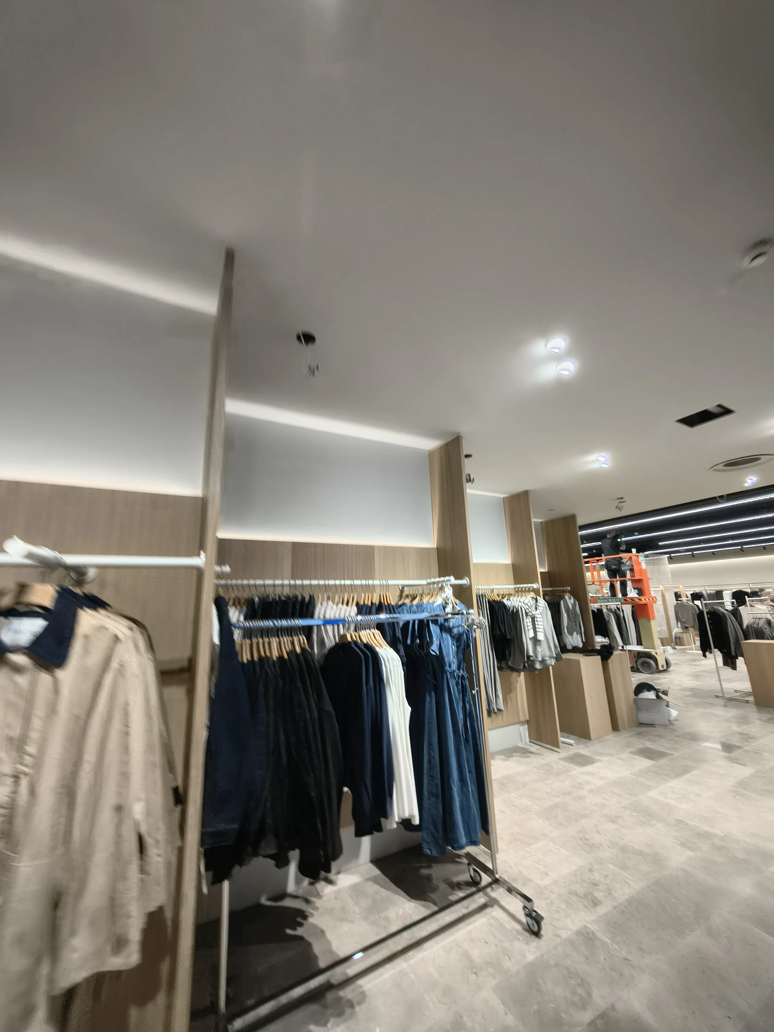 Moderne tøjbutik interiør med LED belysning