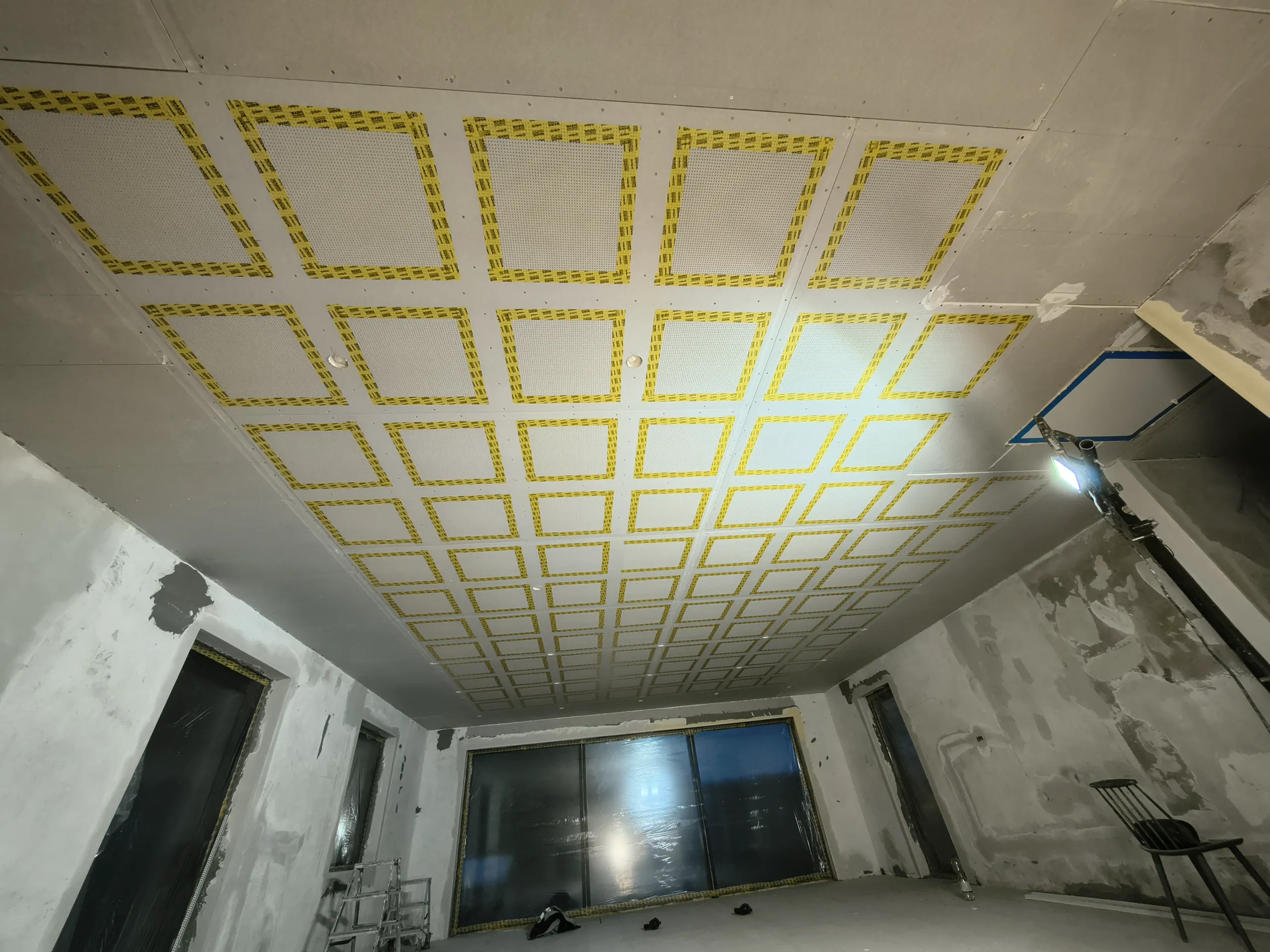 Loft markeret med gul tape under renovering