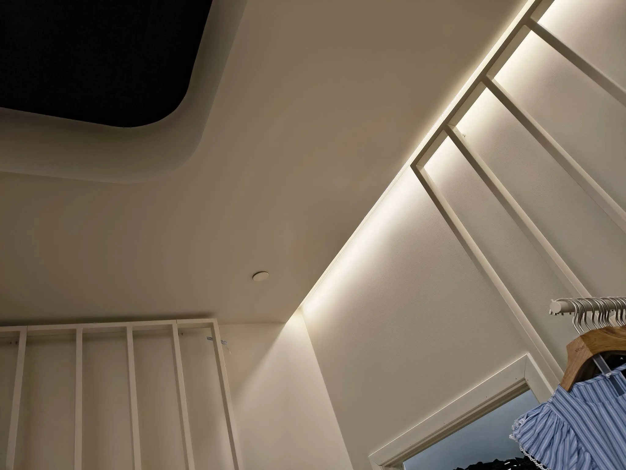 Moderne soveværelse med integreret LED-belysning