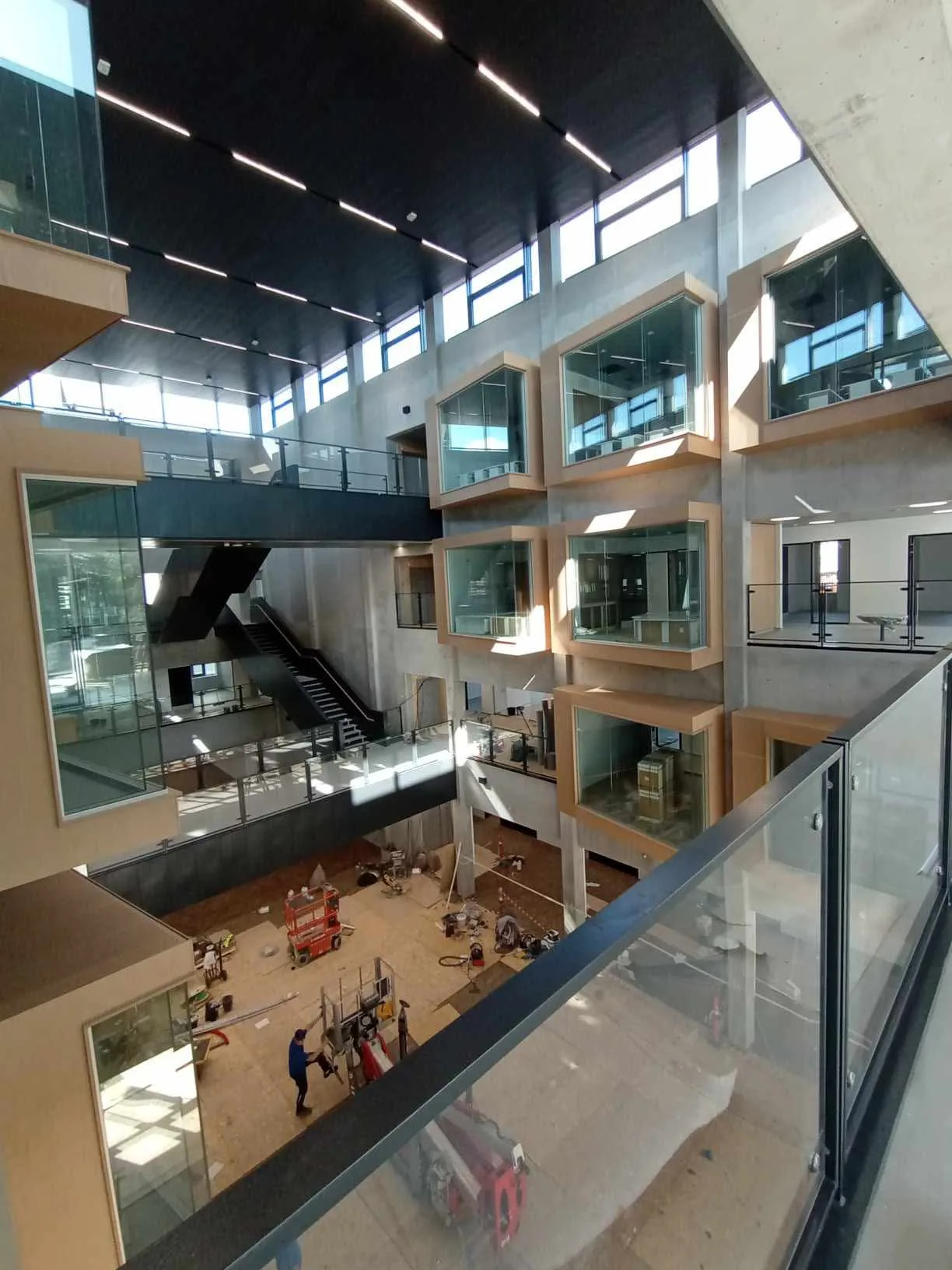 Moderne flerstokket atrium med glasfacader