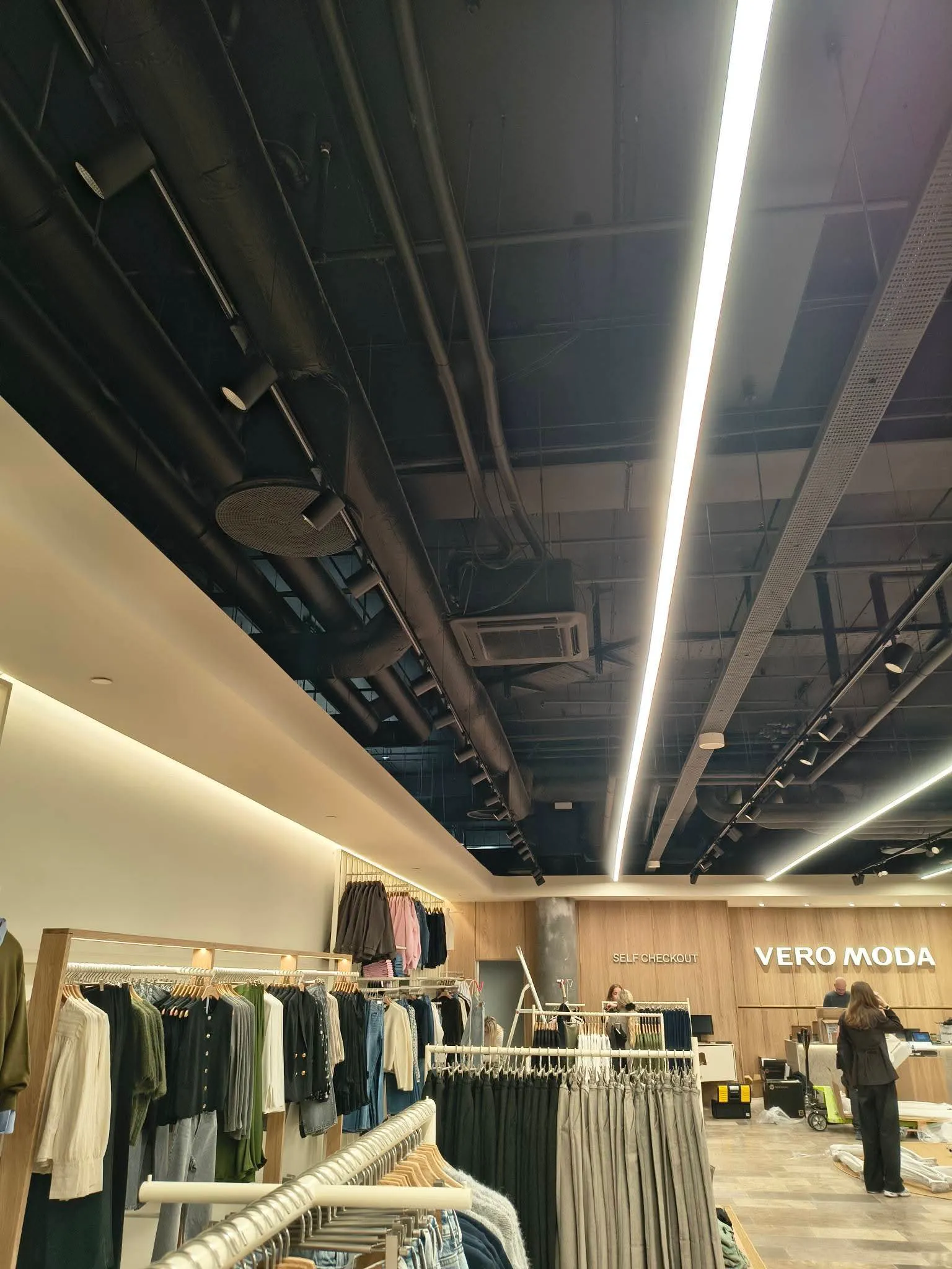 Moderne tøjbutiks interiør med LED-belysning