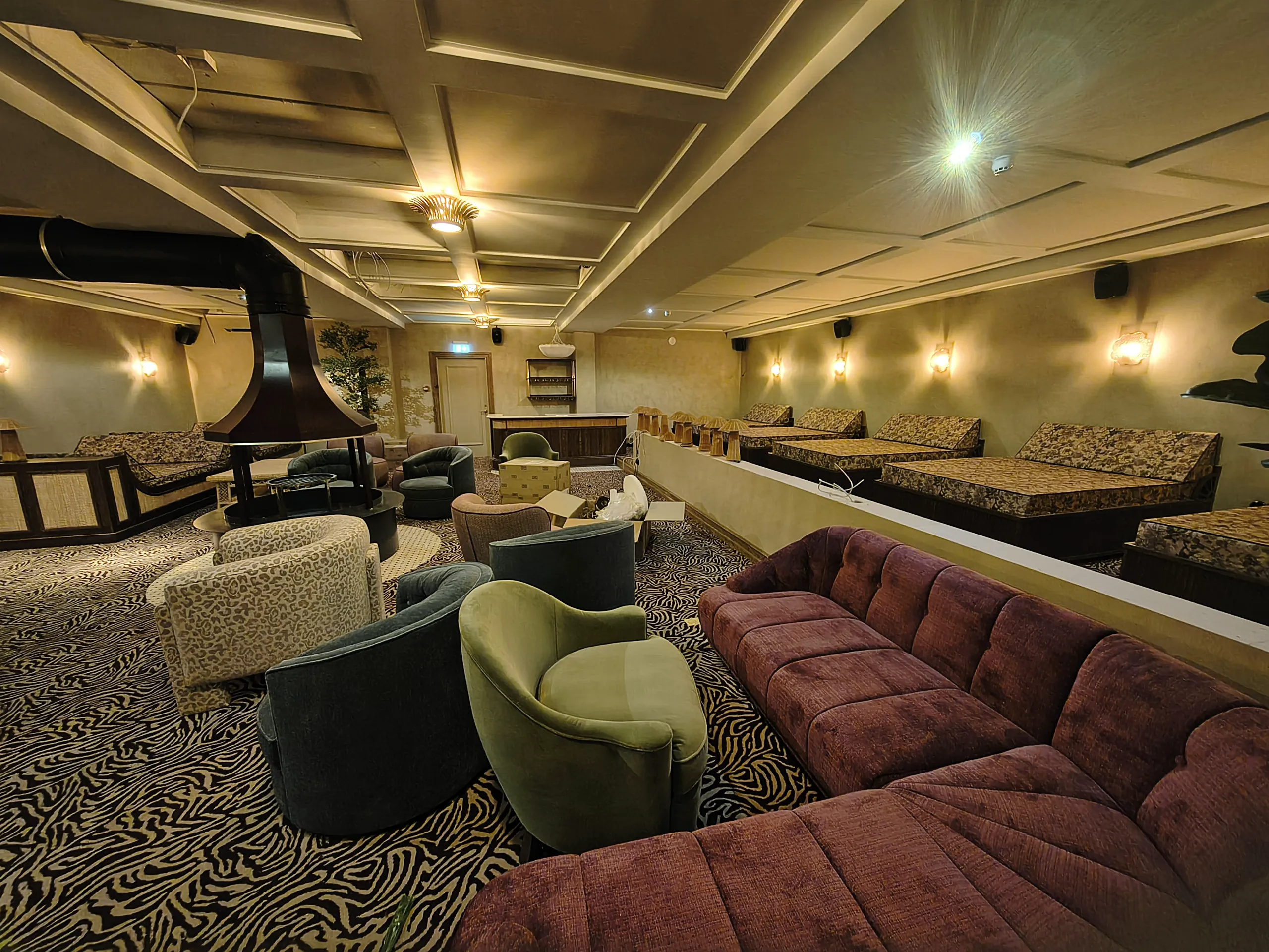 Moderne luksuriøst loungeinteriør med sofaer
