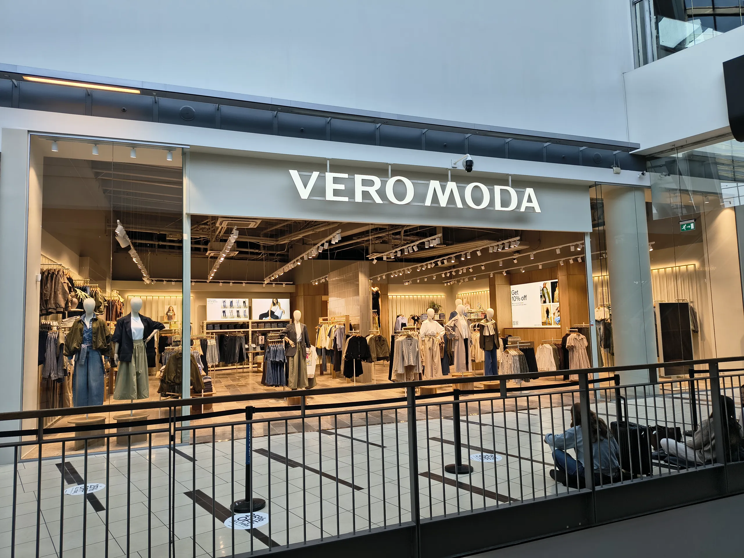 Moderne detailbutik med elegant lysdesign