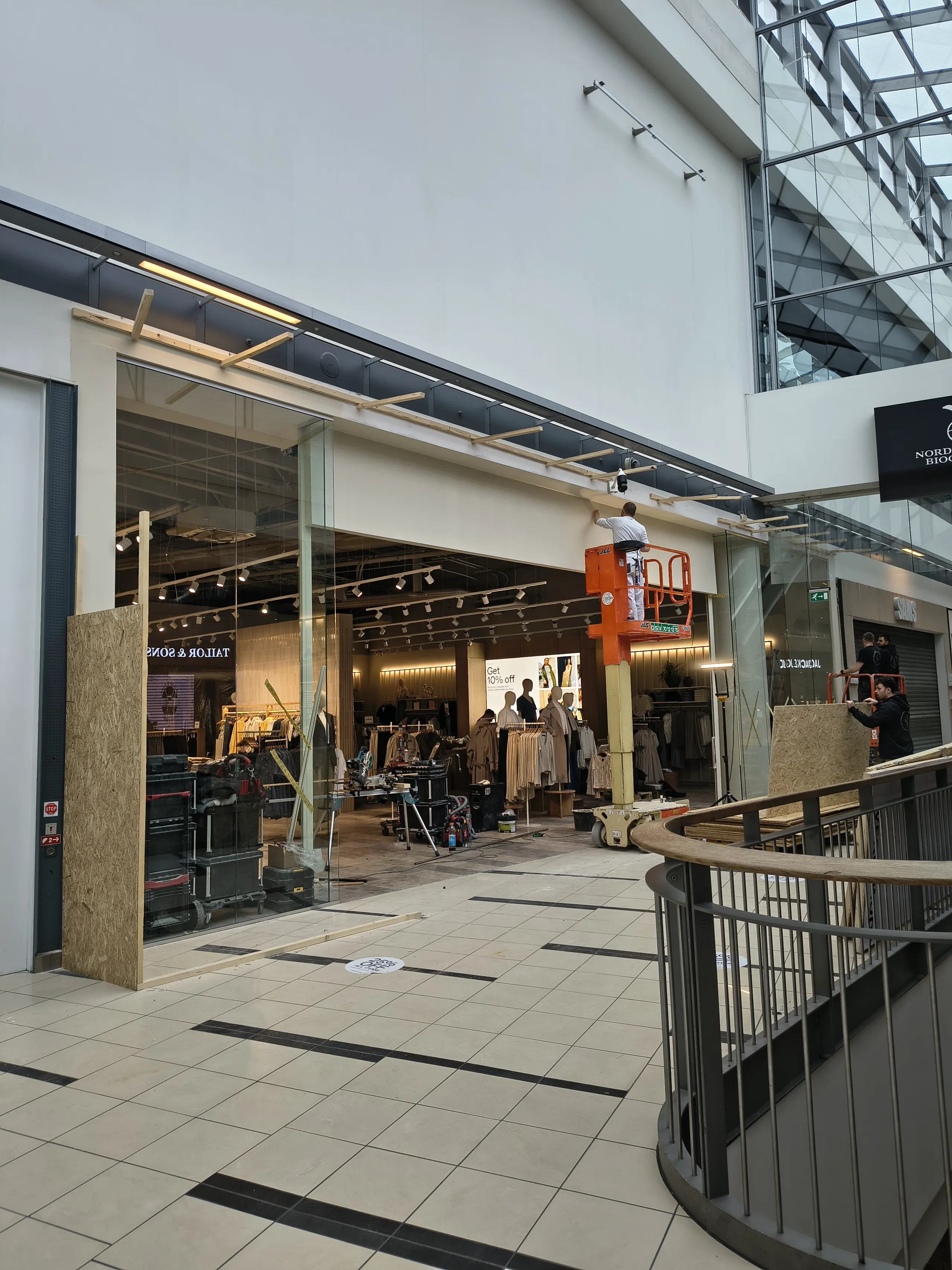 Moderne beklædningsbutik med glasfaçade