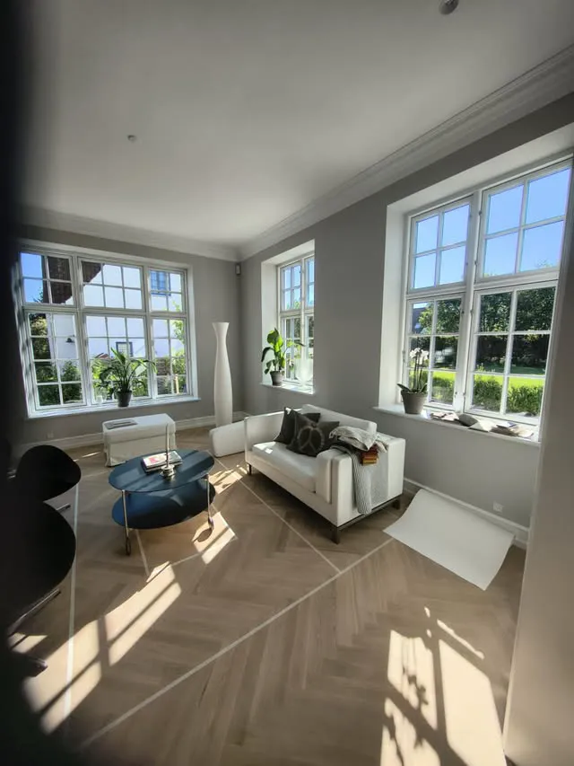 Moderne renoveret stue med store vinduer