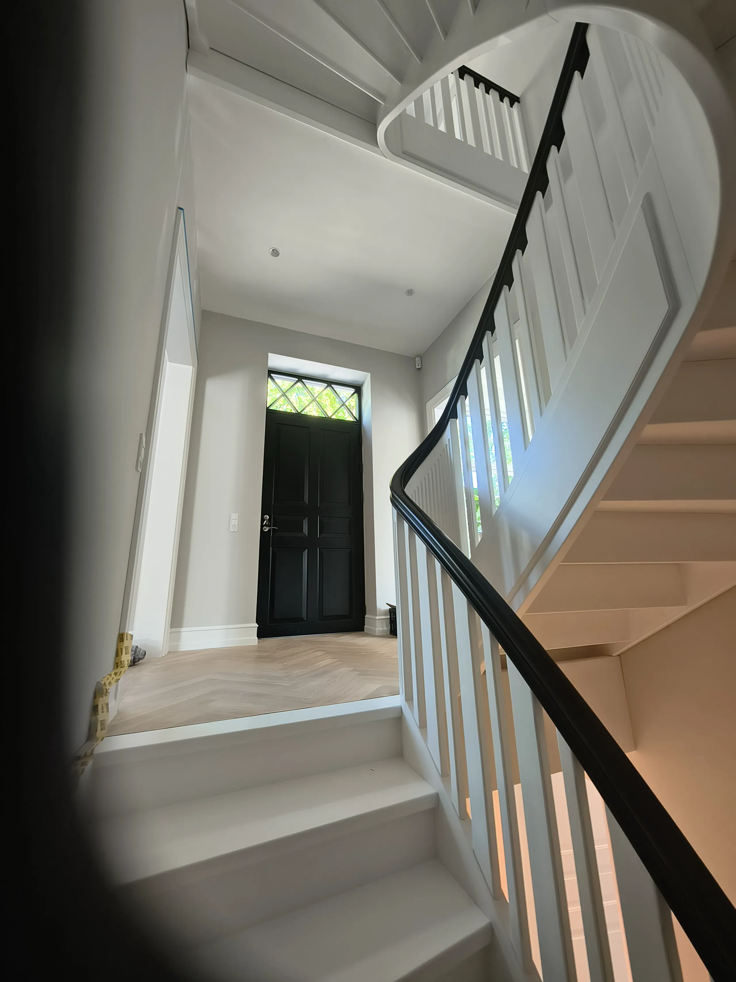 Moderne trappe med sort metalgelænder