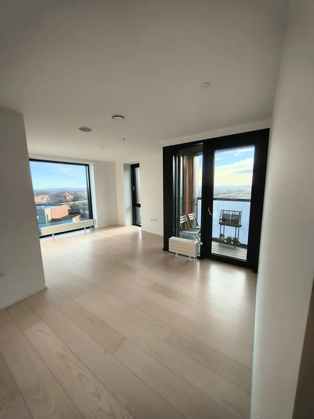 Indvendig renovering med materiale og værktøj i et stort, ubearbejdet rum