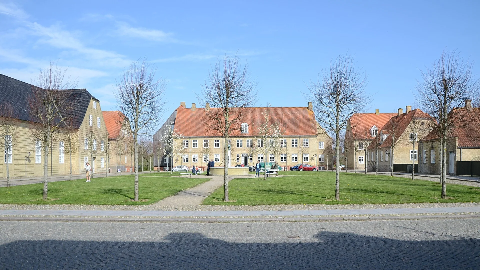 Christiansfeld - Central plads i Christiansfeld set fra Lindegade