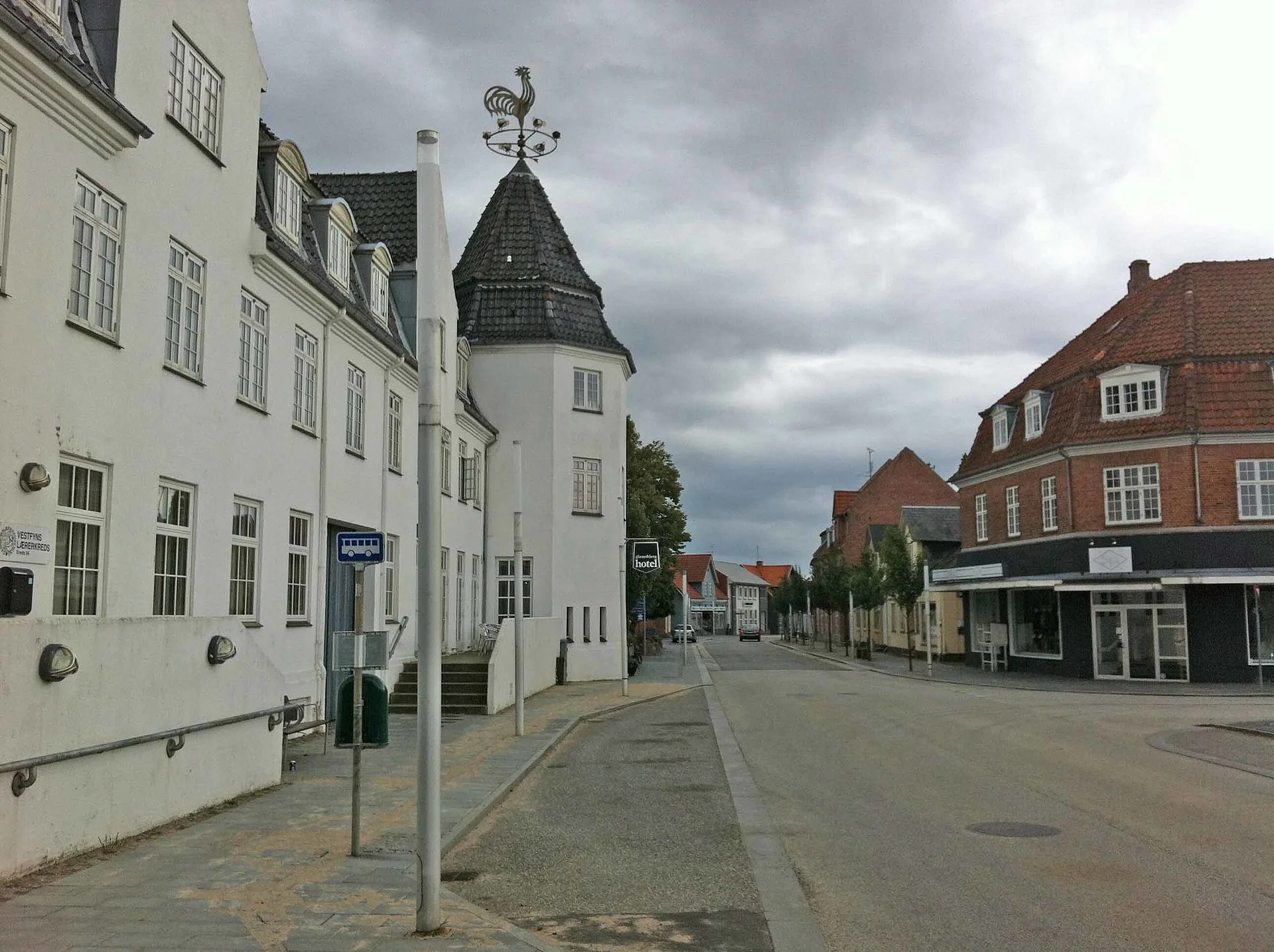 Glamsbjerg - Søndergade i Glamsbjerg med Glamsbjerg Hotel tv.
