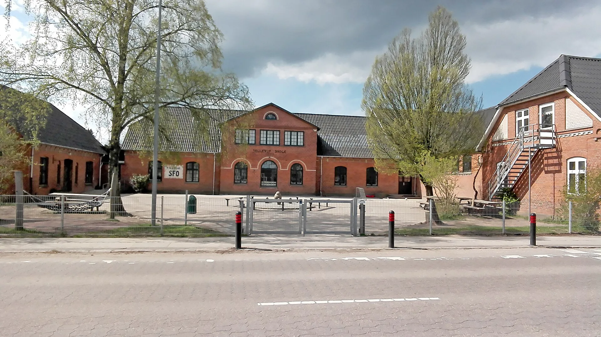 Tommerup Stationsby - Tallerup Skole i Tommerup Stationsby. Midt i skolegården en gruppe fugle af billedhuggeren Kai Nielsen