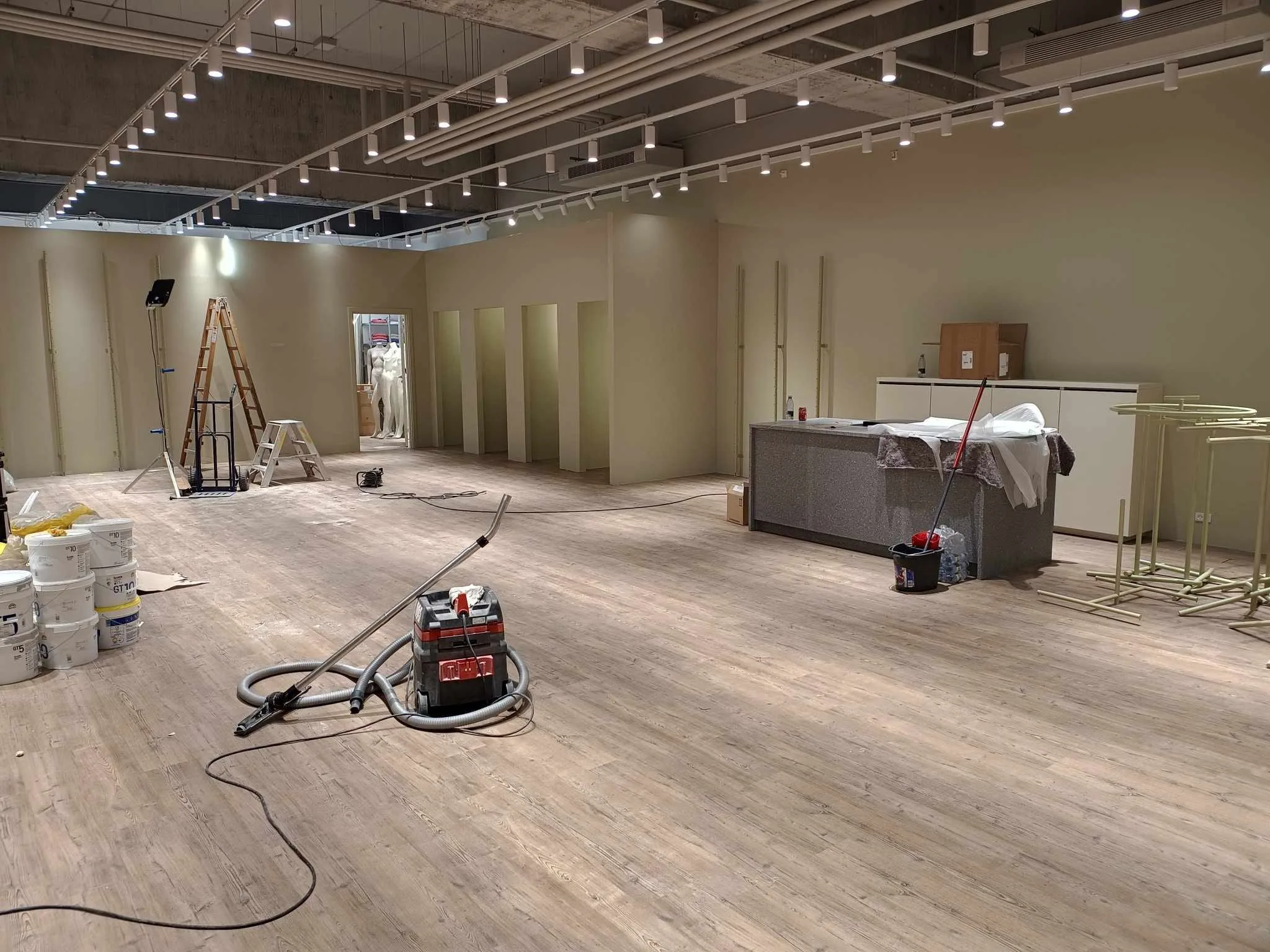Indvendig renovering med malerarbejde og spartling i et kommercielt rum