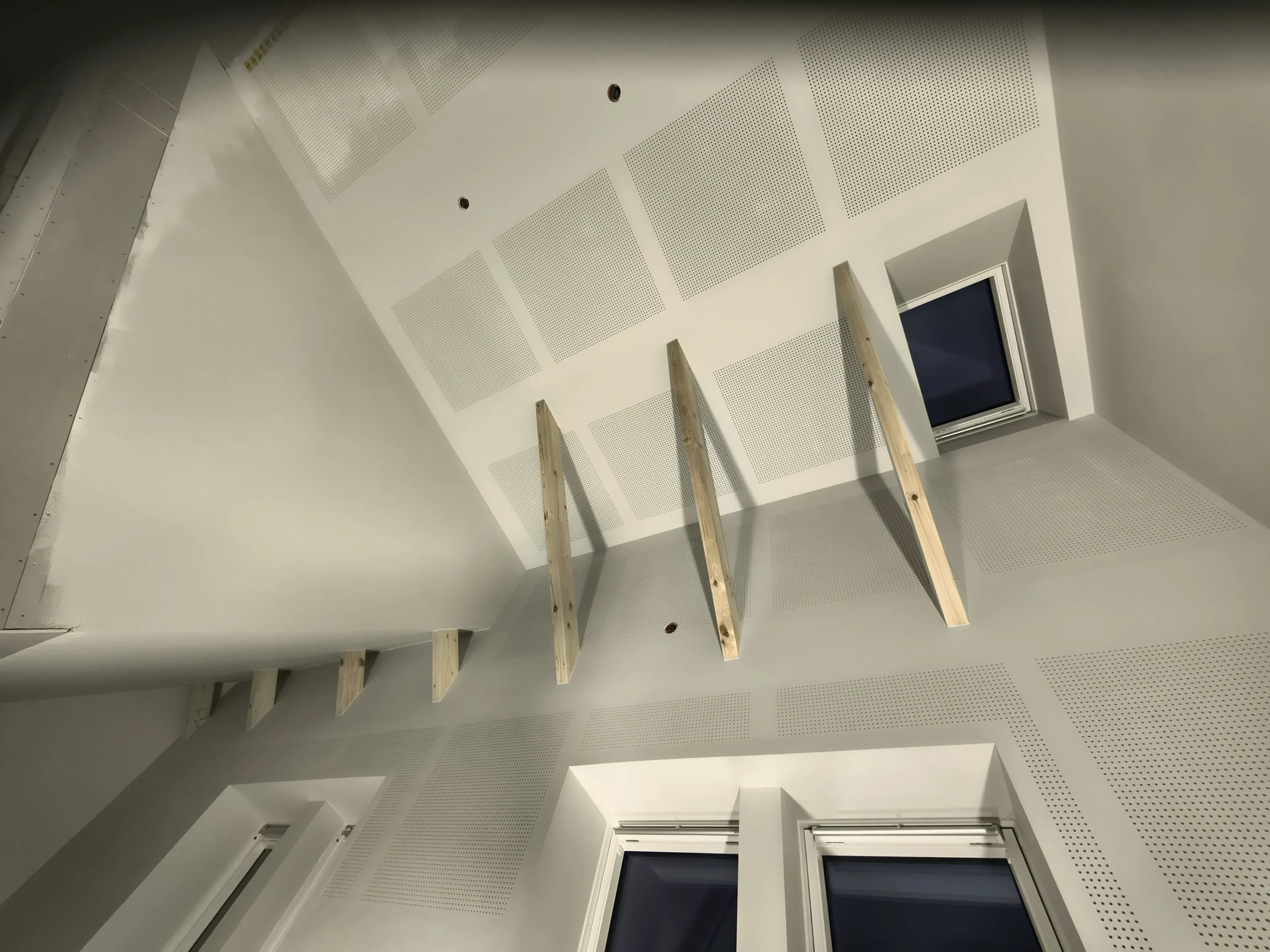 Billede af loft med spartlede flader og træstøtter til renovering