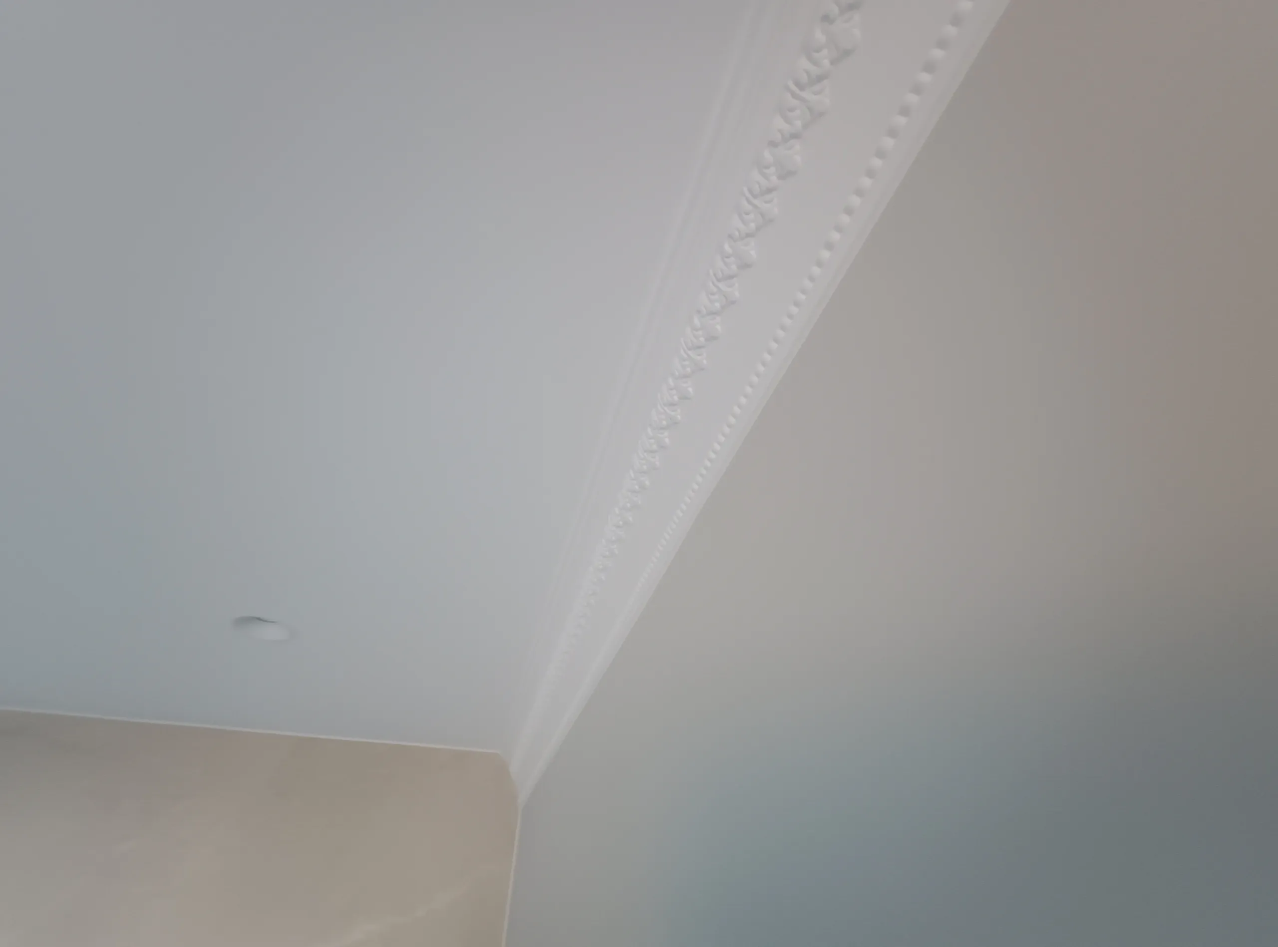 Detalje af spartling af loftet med en dekorativ kant
