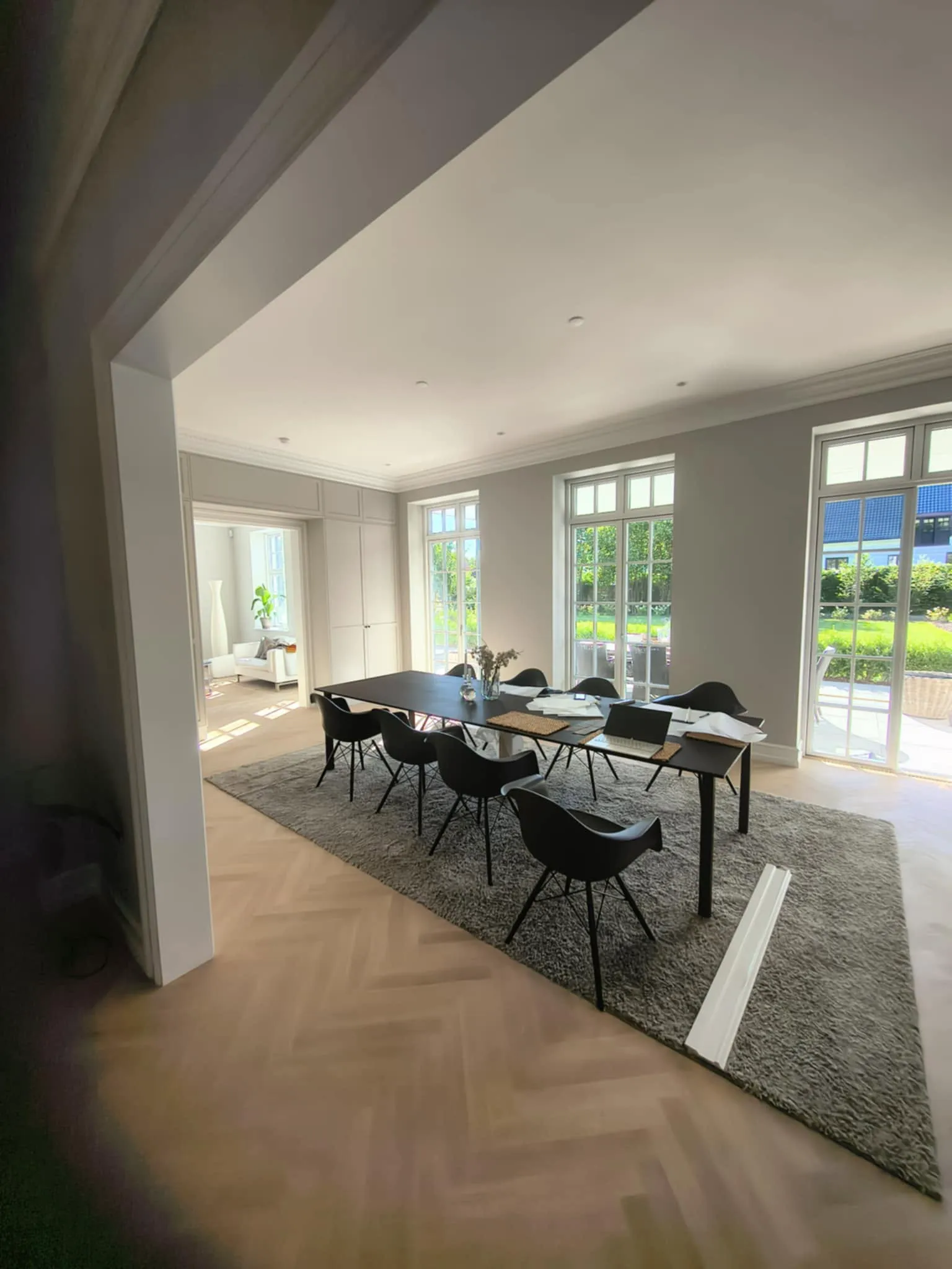Moderne kontorlokaler med naturligt lys og stilfuld indretning