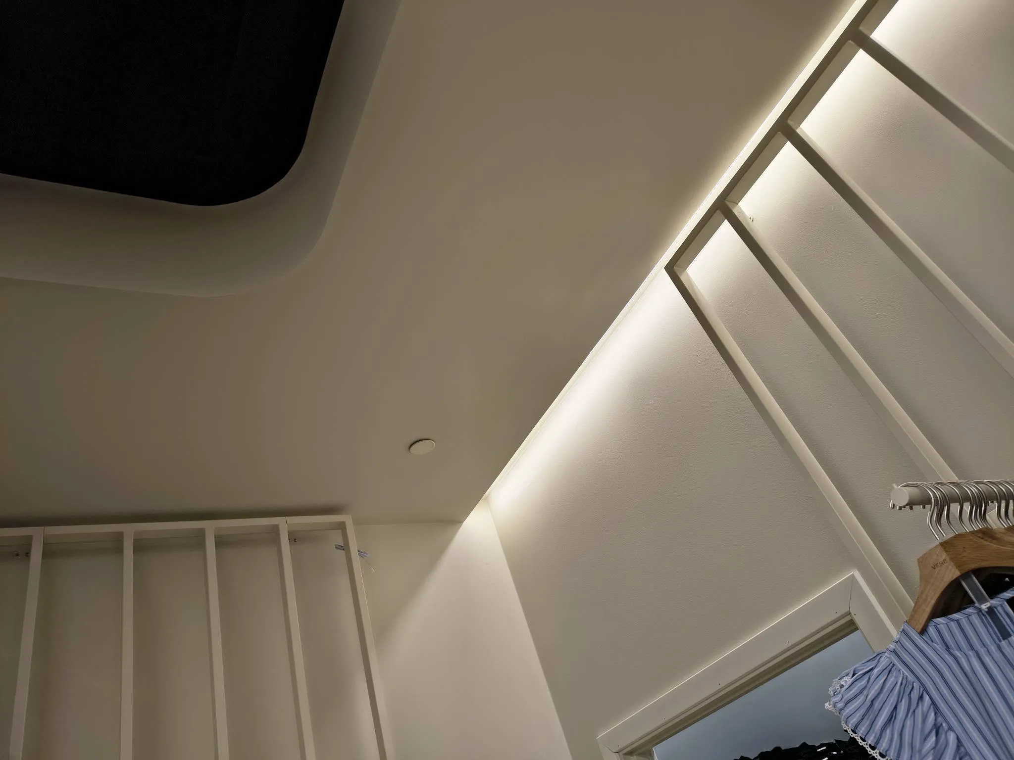 Indvendig maling af lofter med LED-belysning og moderne vægdesign
