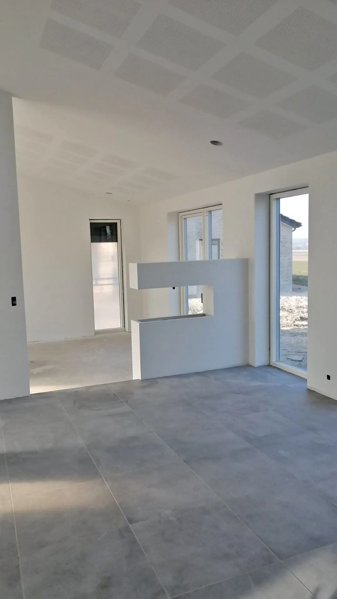 Indvendig renovering med nymalede vægge og lofter i en moderne bolig