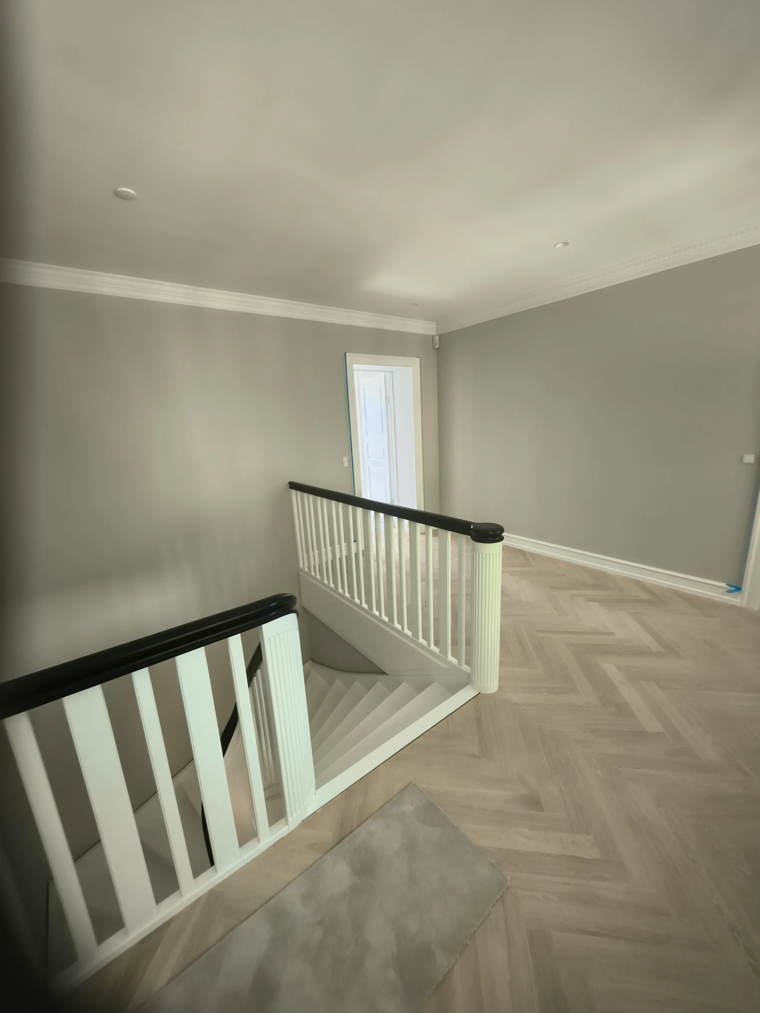 Indvendig renovering med malede vægge og trappe i moderne stil